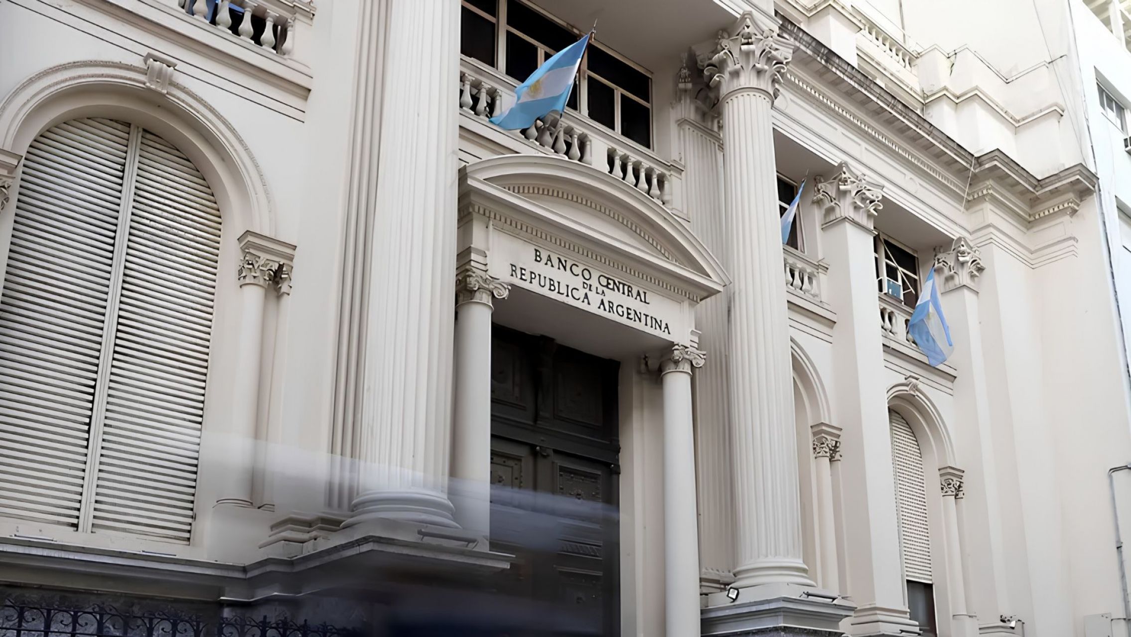 El Banco Central compró USD 71 millones y el Merval cerró en alza