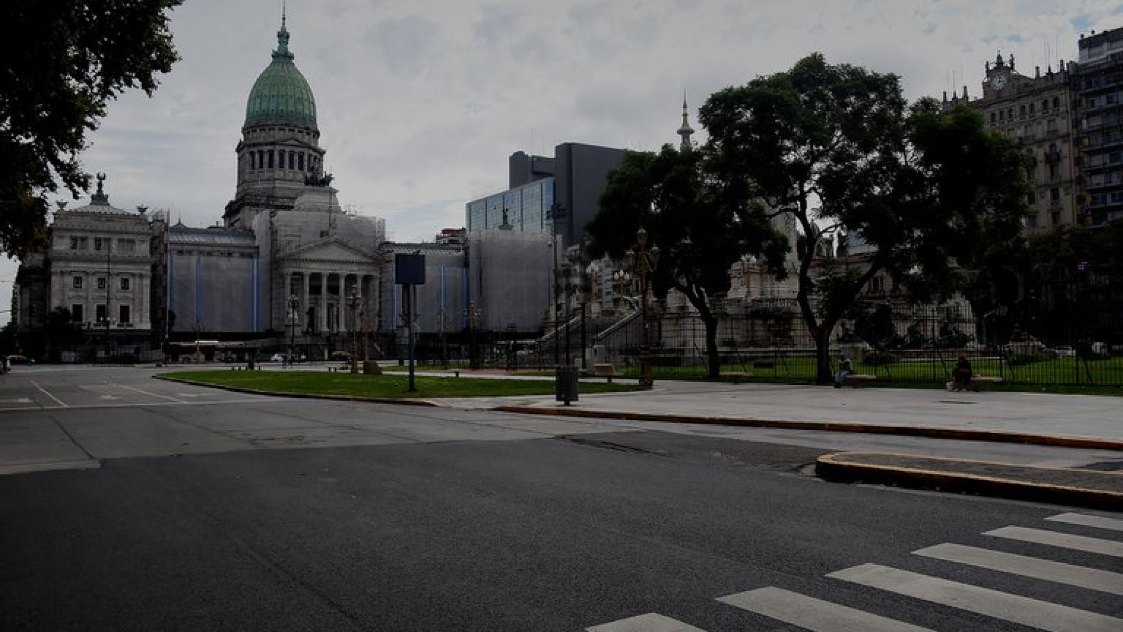 Dirigentes de la oposición, intelectuales y empresarios le pidieron al Gobierno que promueva "una mesa de diálogo nacional" para enfrentar la crisis