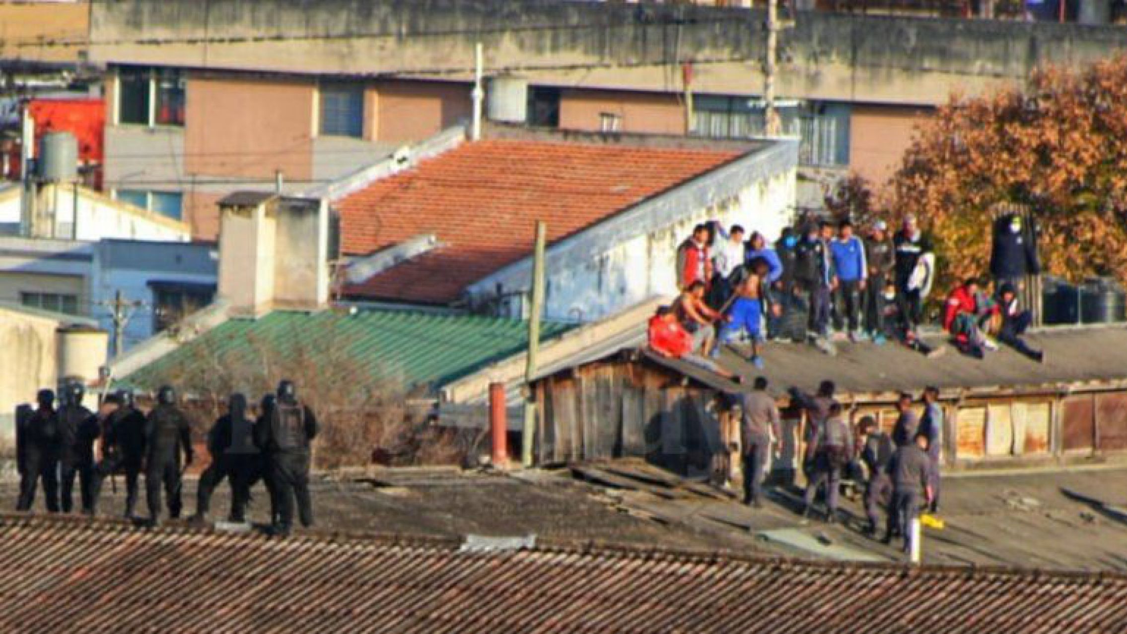 Más comodidades para los delincuentes: los presos que se amotinaron en Jujuy recibieron colchones nuevos