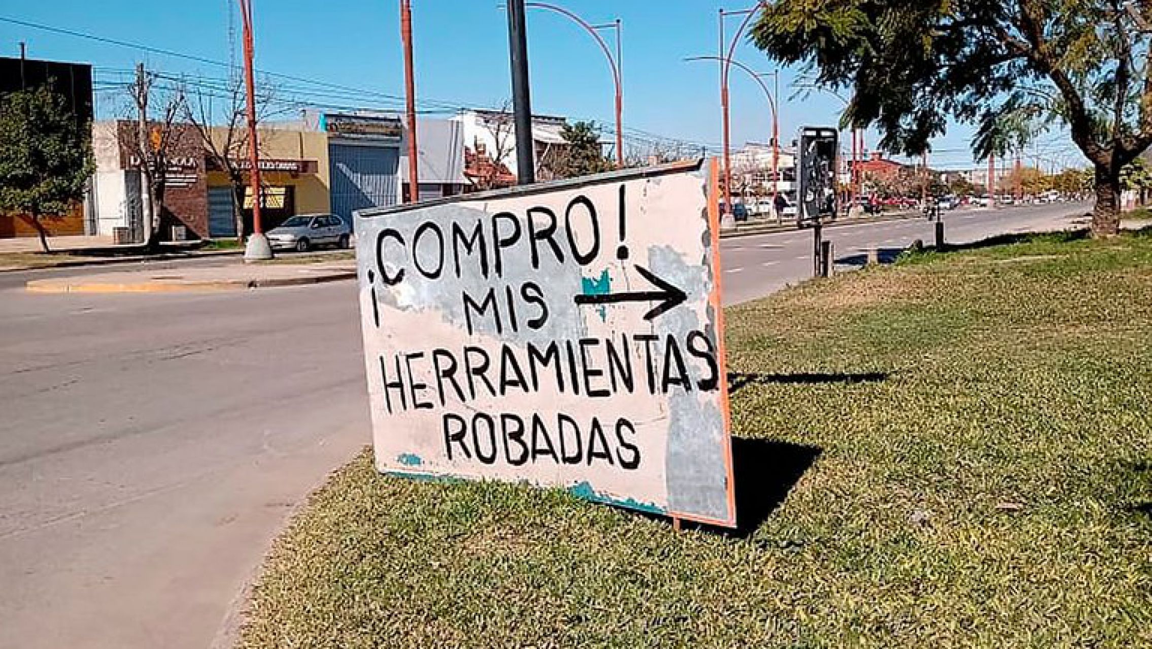 La realidad de nuestro país: un hombre desesperado por el robo de sus herramientas, publicó un cartel para los ladrones que lo asaltaron