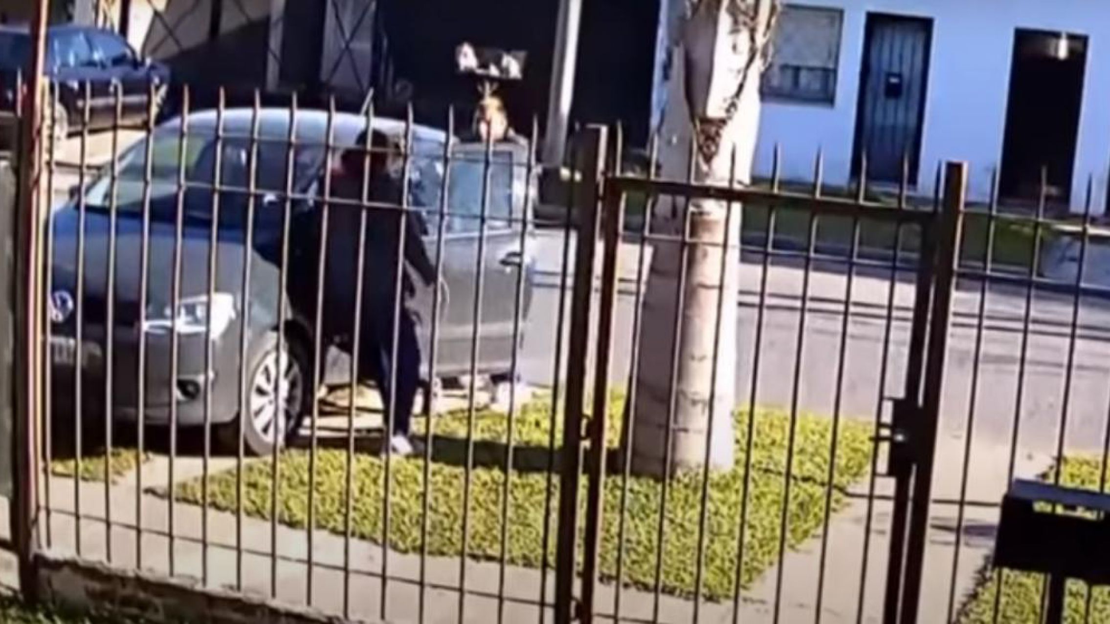 Salía de su casa y le robaron el auto con su hijo adentro: tiraron al nene a las dos cuadras