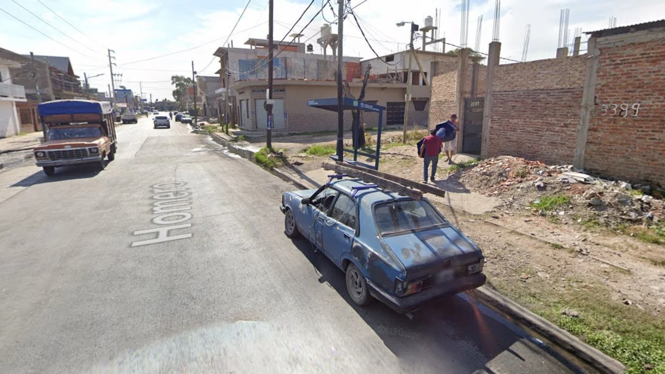 Un policía esperaba el micro, lo asaltaron y después mató de un balazo por la espalda a uno de los ladrones