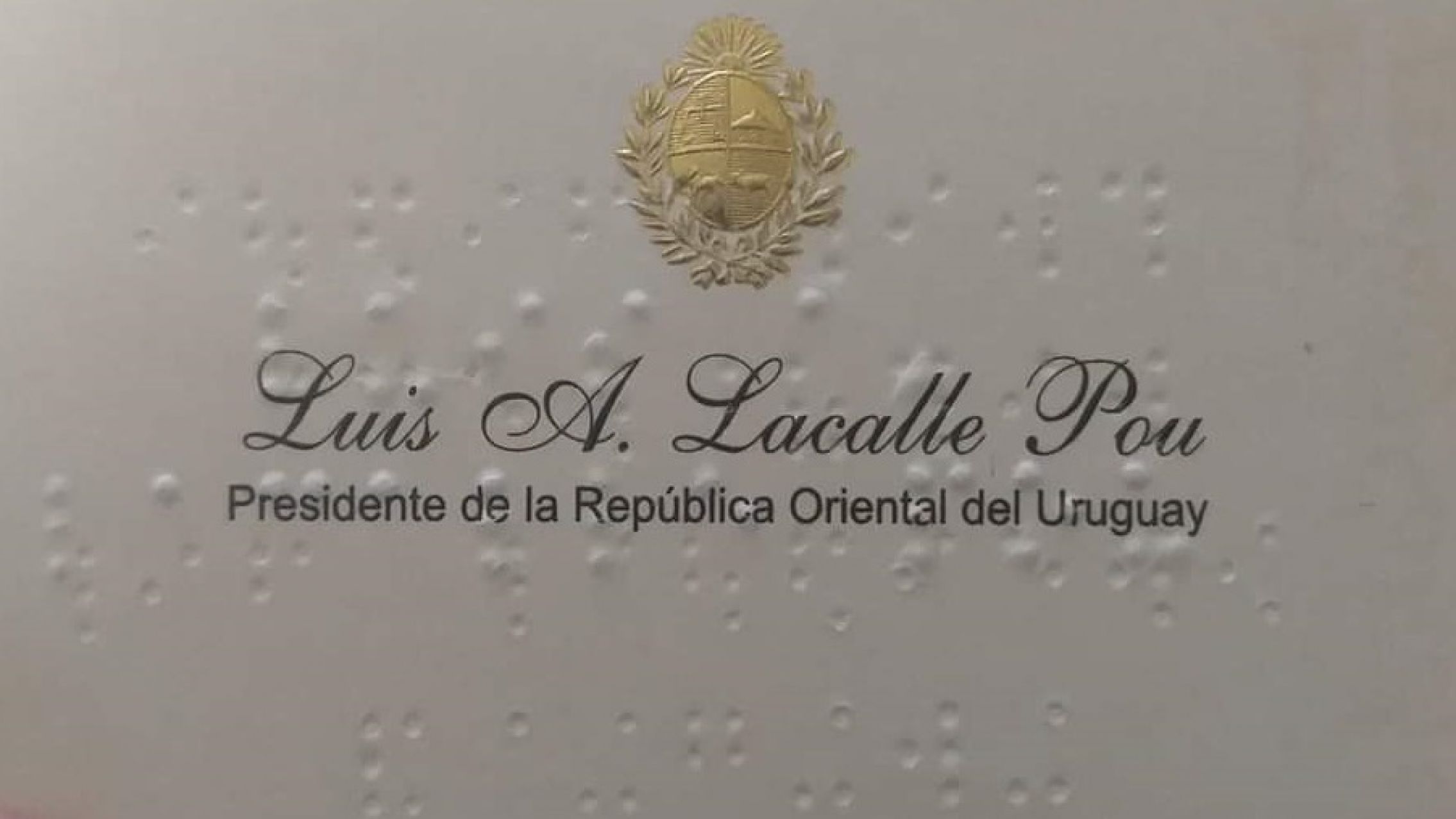 La verdadera inclusión: Lacalle Pou mandó a diseñar su tarjeta de presentación con sistema braille