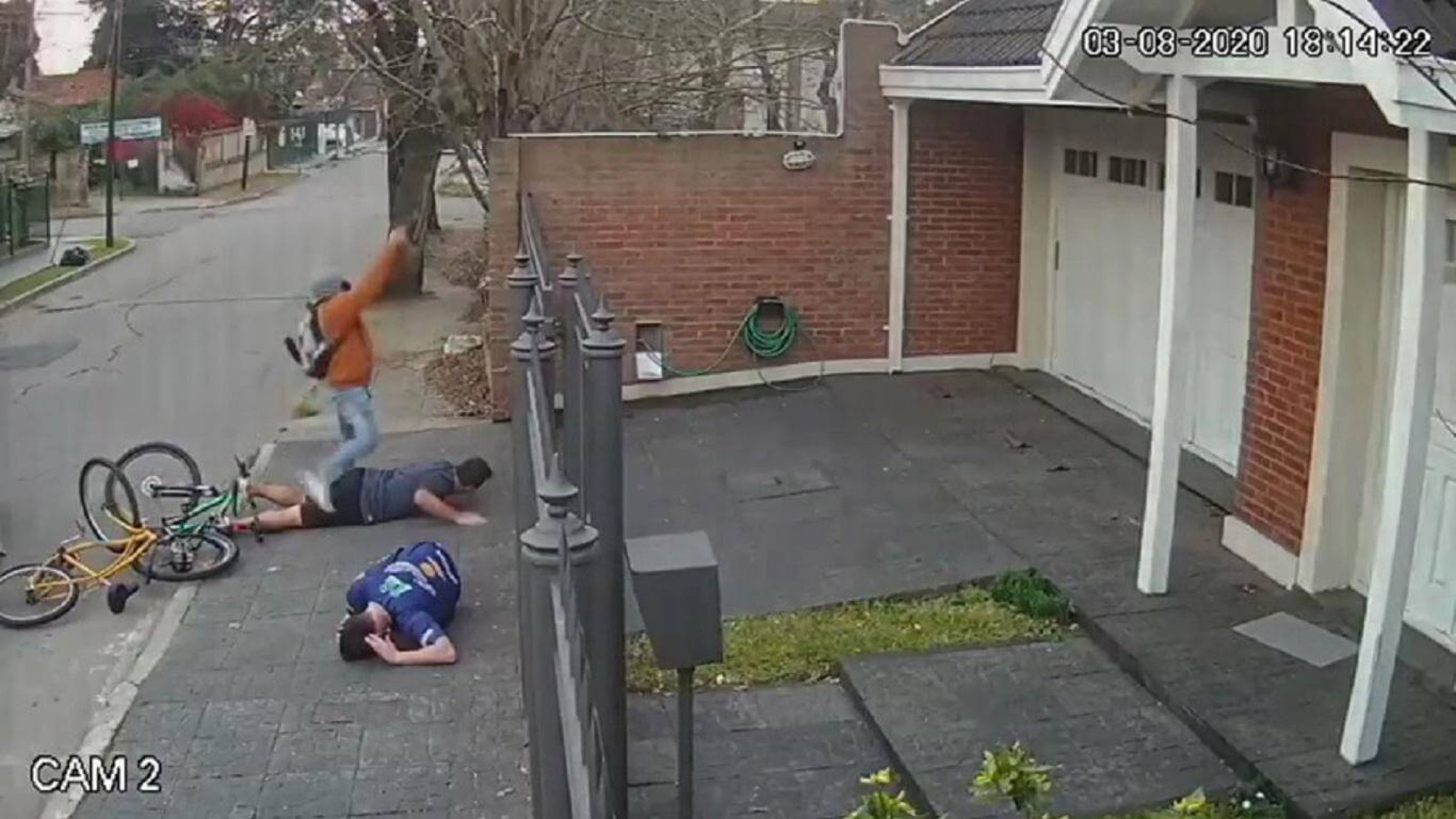 A plena luz del día, simularon una ejecución para robarles