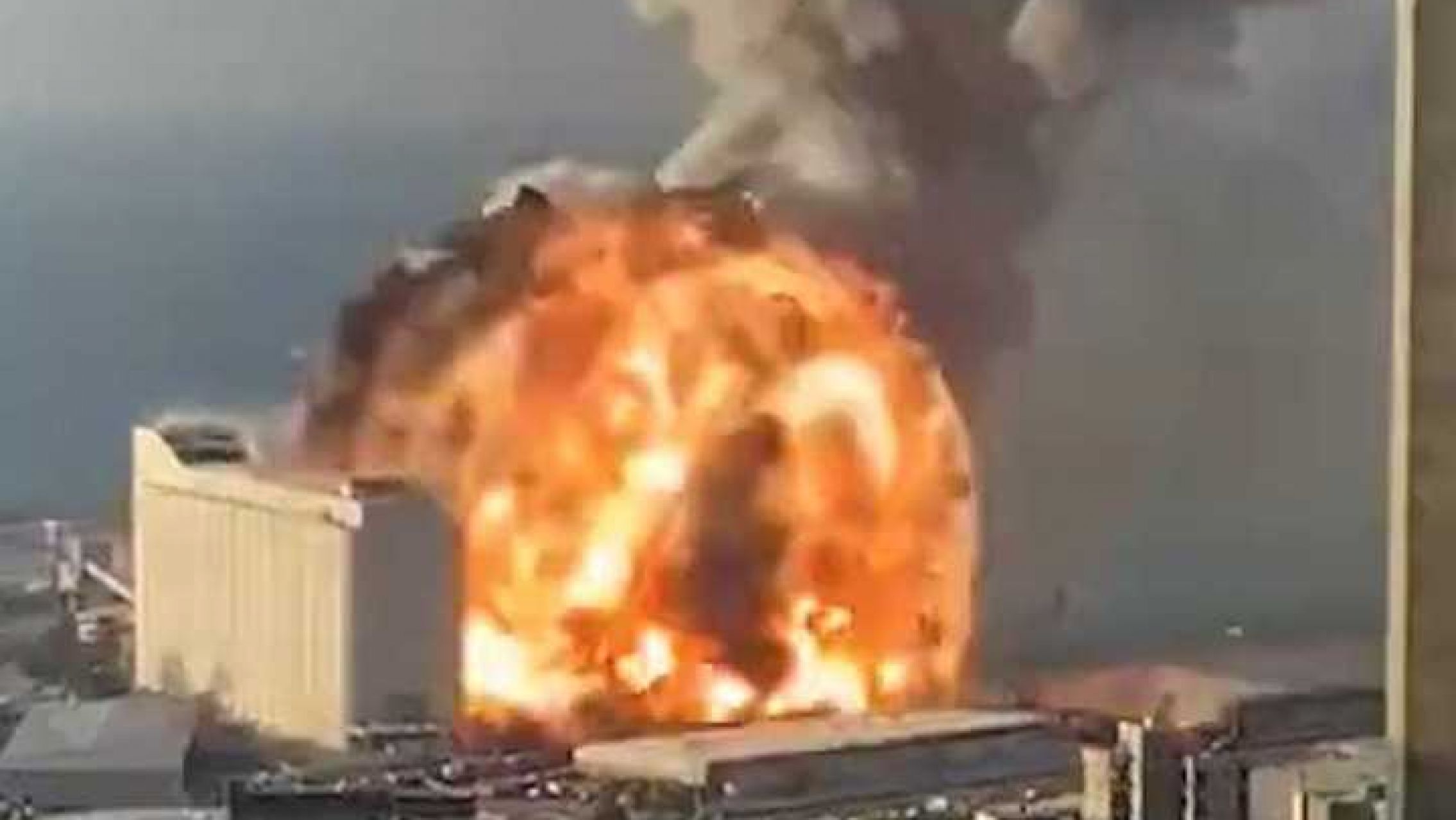 Conmoción en el Líbano por una gigantesca explosión cerca del Puerto de Beirut