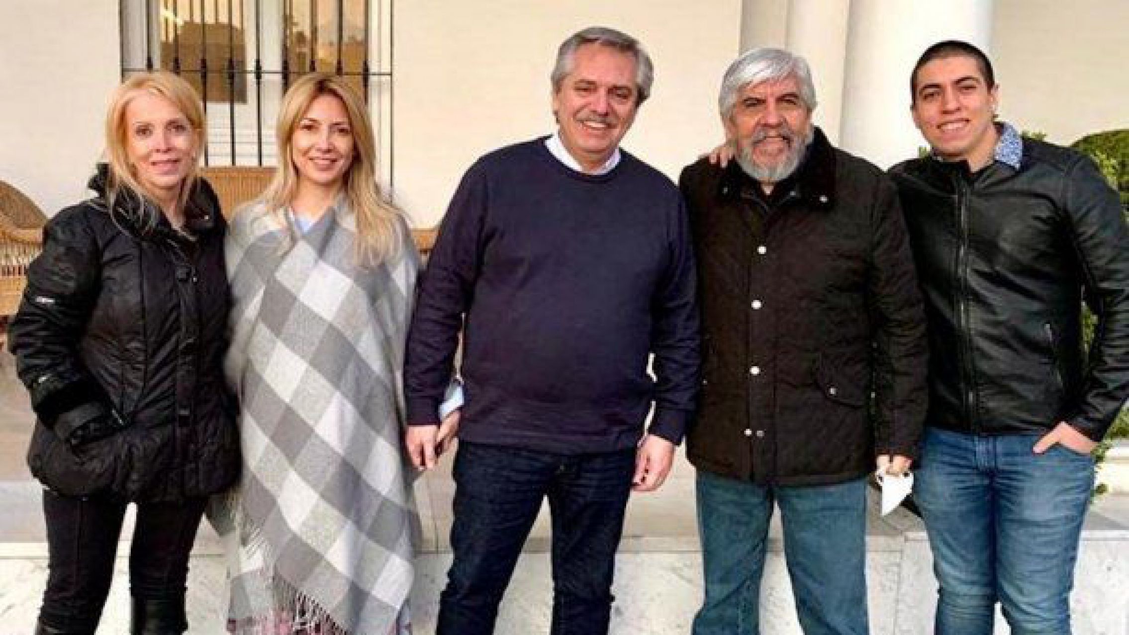Sin barbijo, sin distanciamiento y a los abrazos, Alberto Fernández recibió a Moyano en Olivos