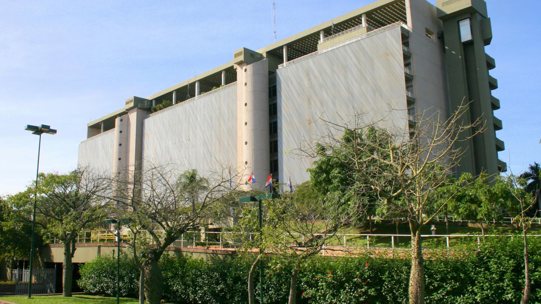 Al Banco Central de Paraguay le sobran dólares y ya no tiene más espacio para guardarlos