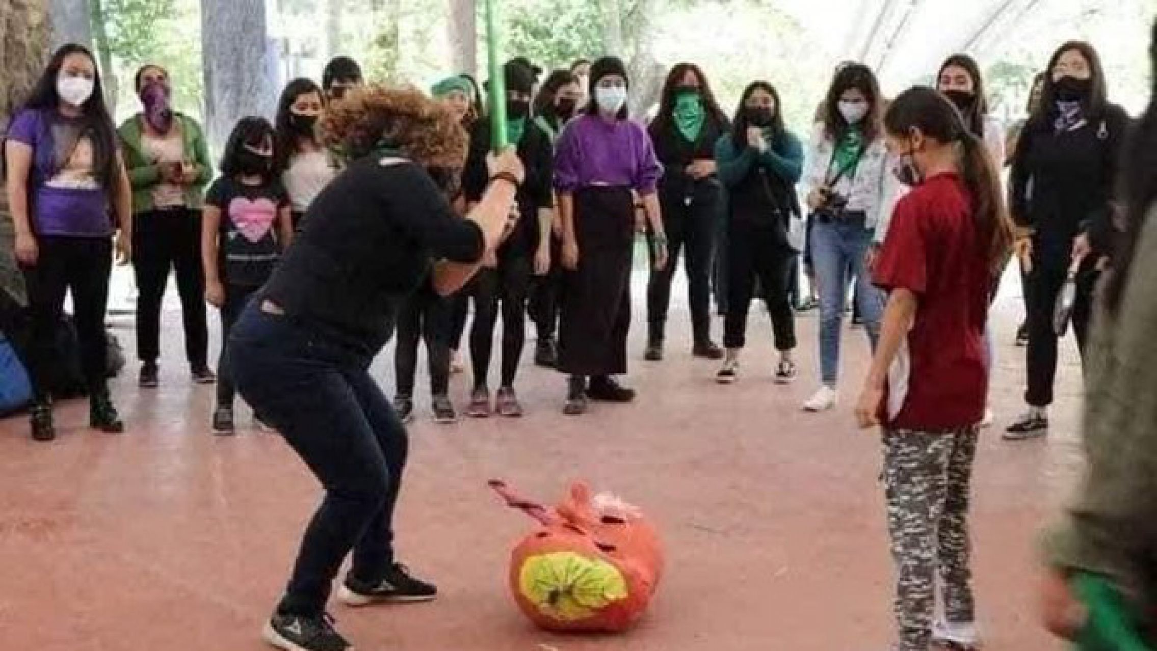Feministas, abortistas y violentas: hicieron una piñata de feto para pegarle en el piso