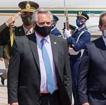 "Fuera Fernández de Chile": Así recibieron al presidente argentino en el país vecino