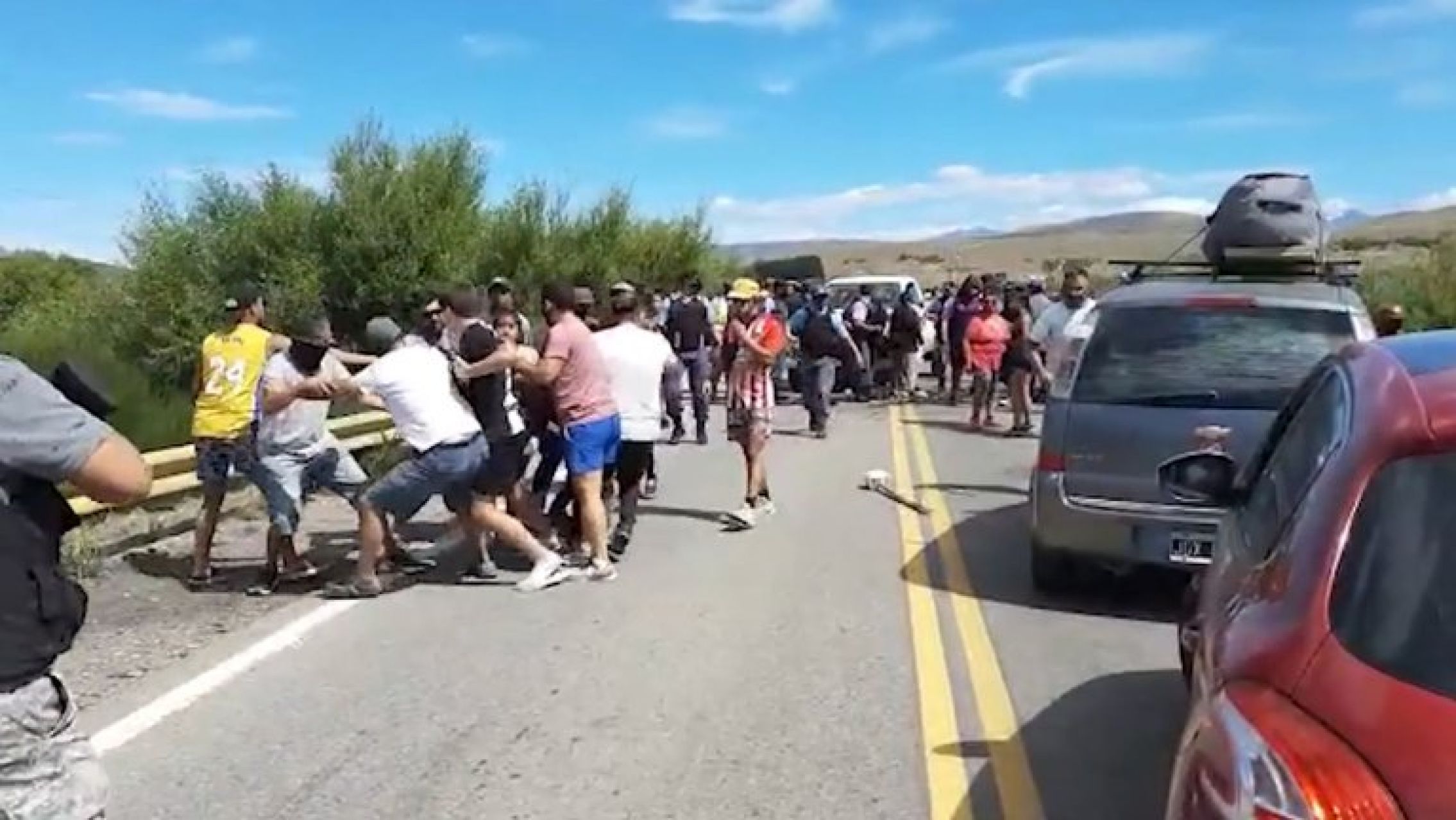 Graves incidentes en Neuquén entre turistas y manifestantes que cortaron una ruta