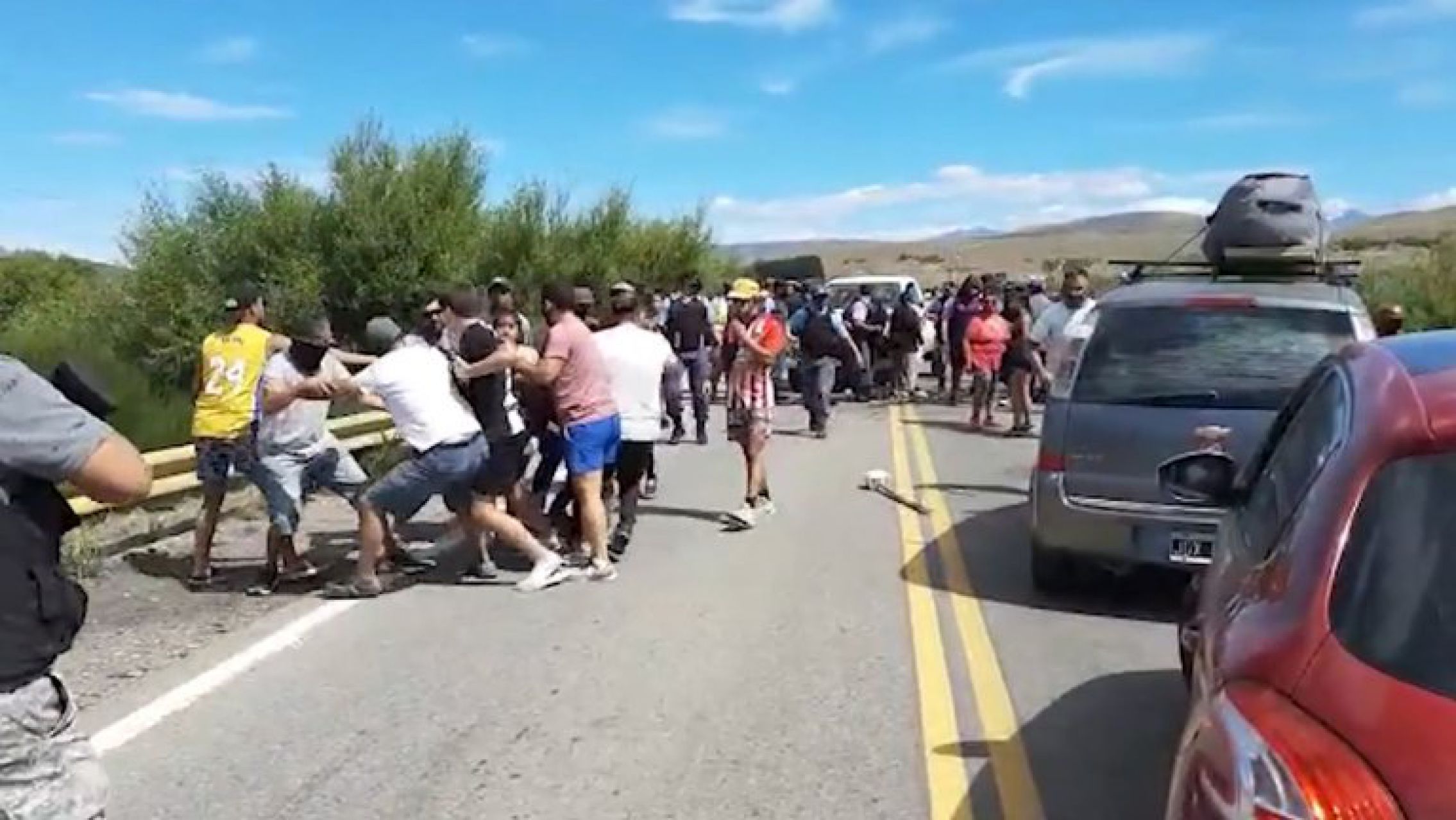 Graves incidentes en Neuquén entre turistas y manifestantes que cortaron una ruta