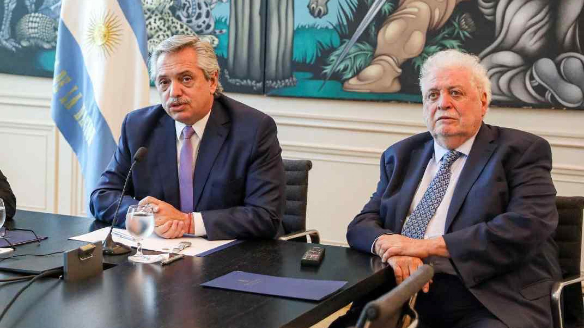 Encuesta: un 71% de personas creen que los funcionarios implicados en la vacunación VIP deberían renunciar