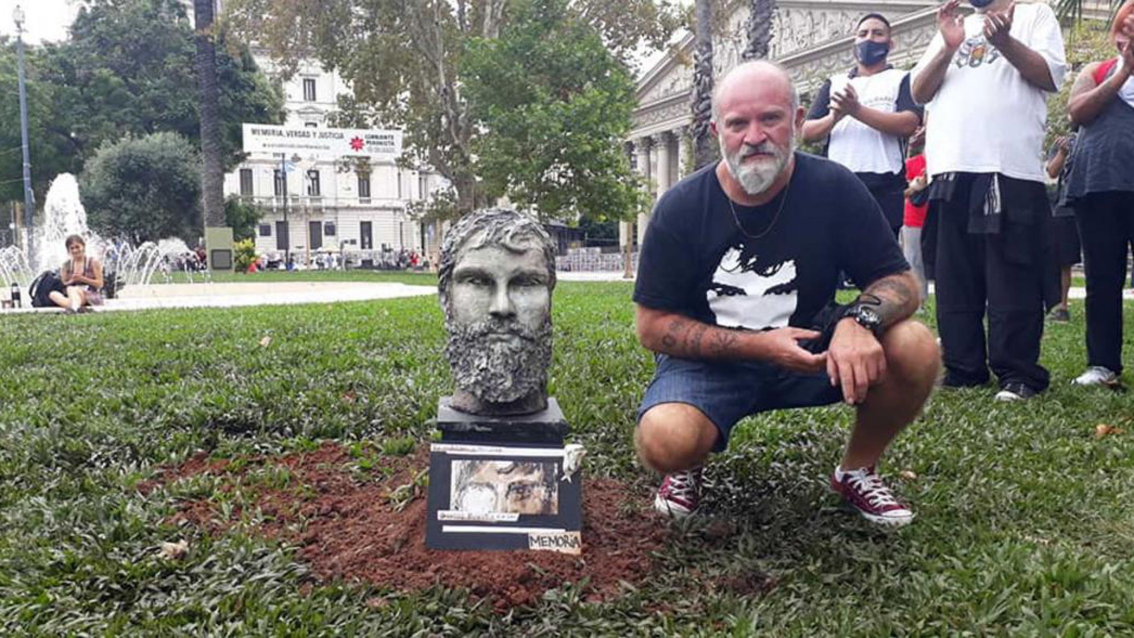 El gobierno de la Ciudad ordenó retirar el busto de Santiago Maldonado colocado en Plaza de Mayo