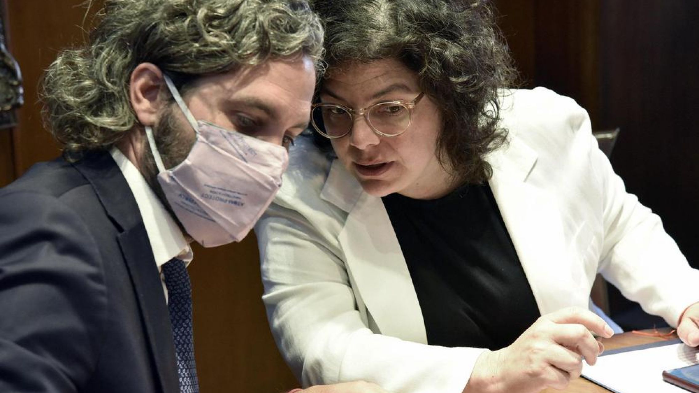 El Gobierno volverá a restringir las reuniones sociales y también planea hacer lo mismo con bares y restaurantes