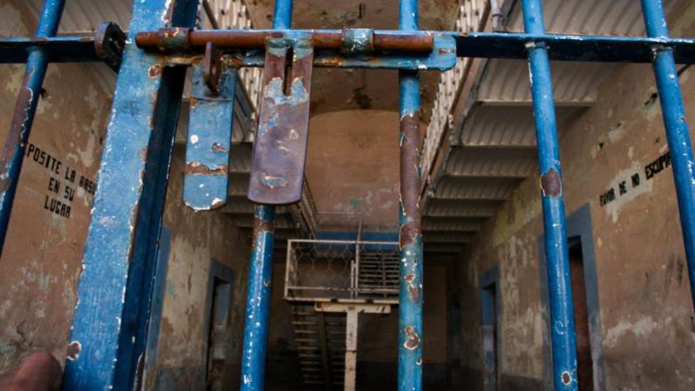 Presos intentaron matar con agua hirviendo a un hombre que había dejado en coma al bebé de su novia