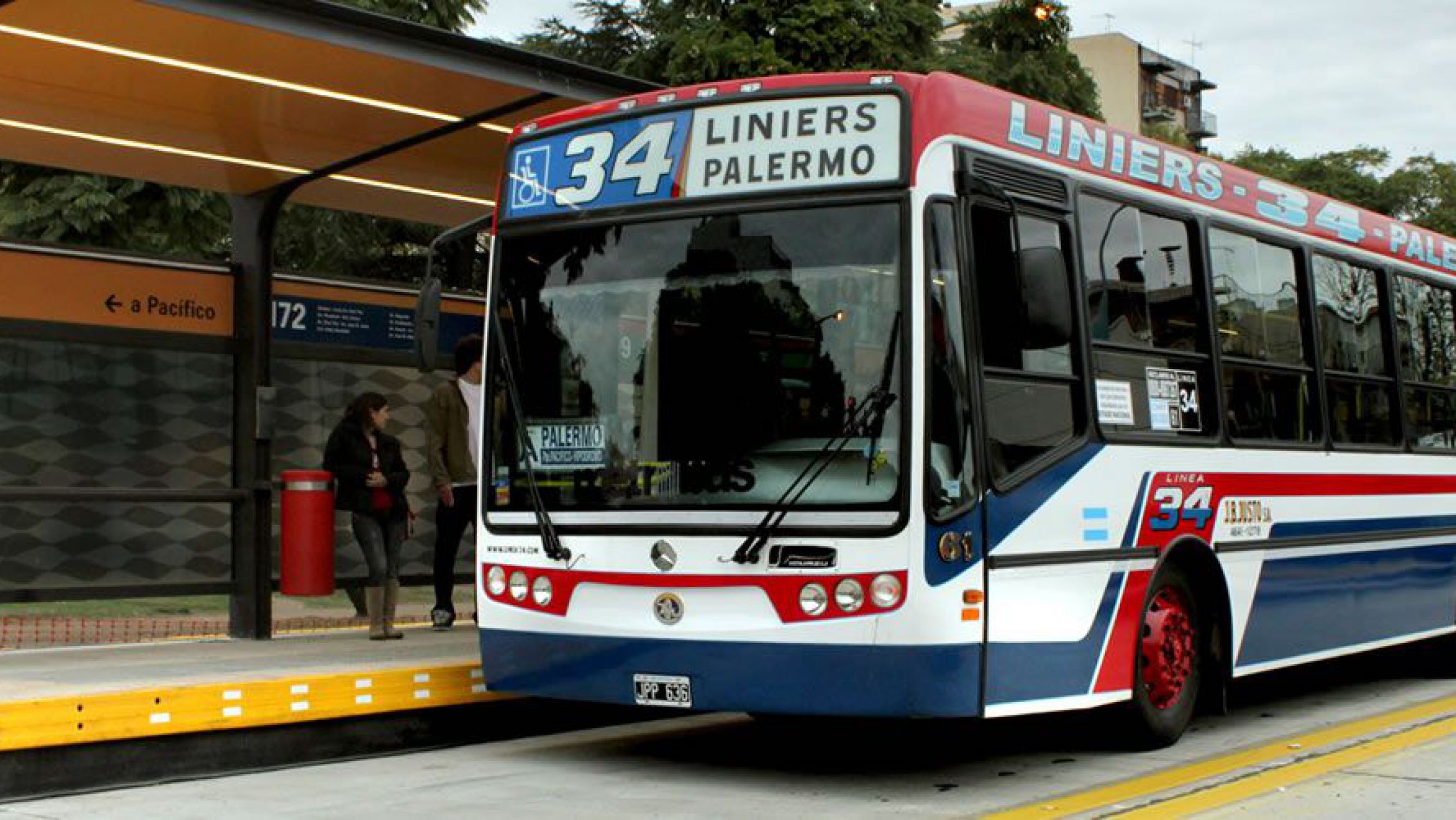 Un infectólogo propuso quitar las ventanillas de los colectivos para evitar contagios en el transporte