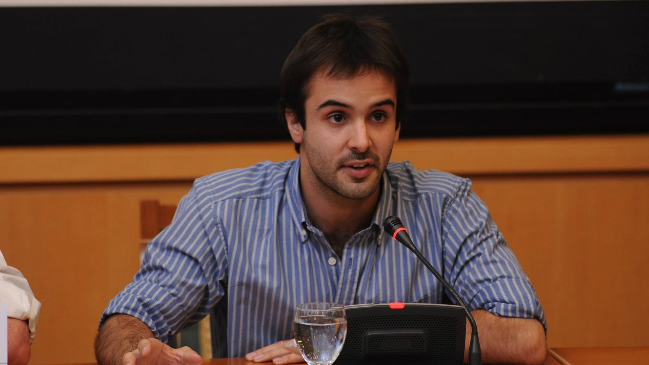 Un diputado donó una botella de alcohol en gel y un termómetro a un centro de desarrollo infantil