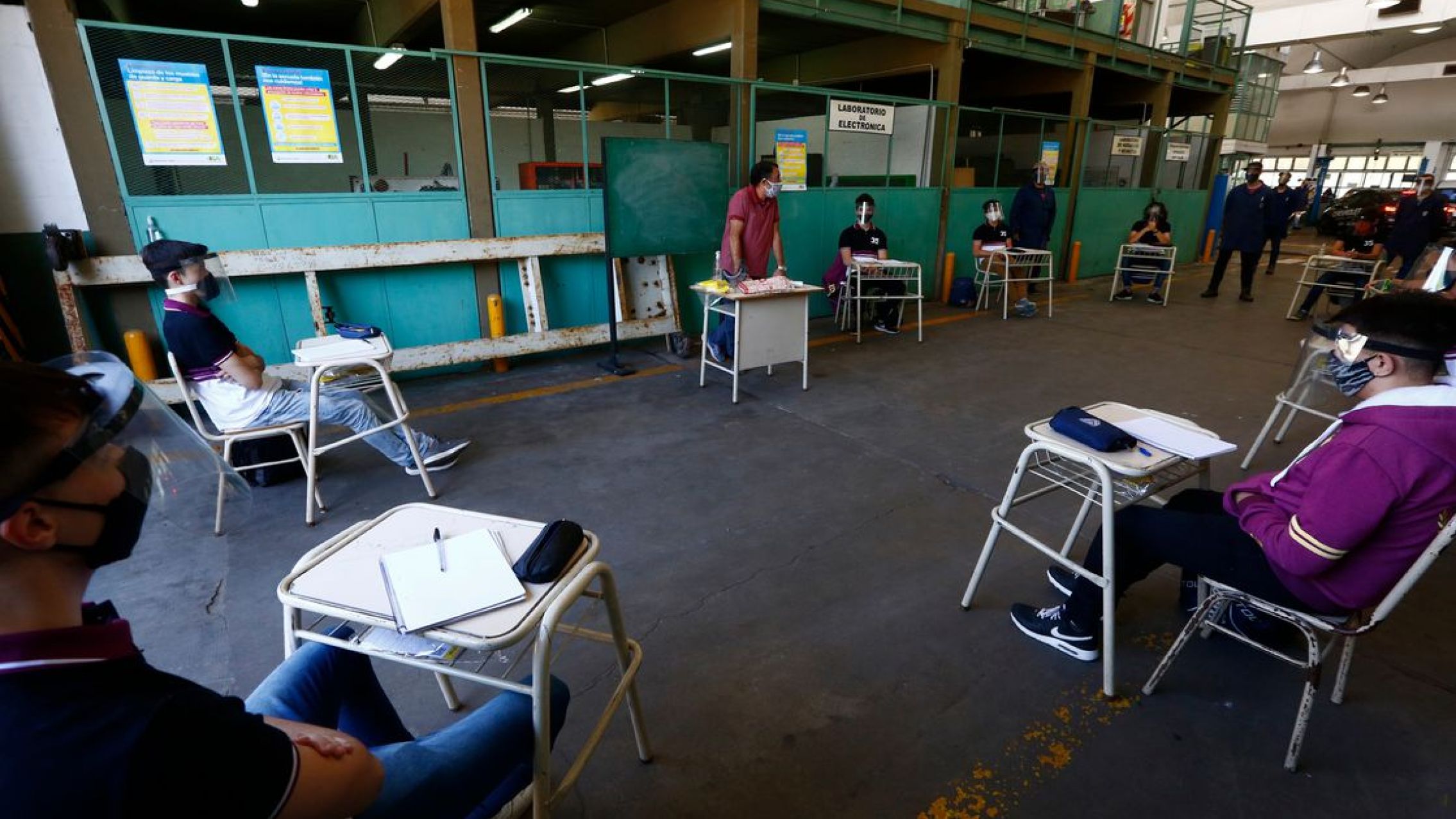 El Gobierno advirtió con sancionar a los colegios que no suspendan las clases presenciales