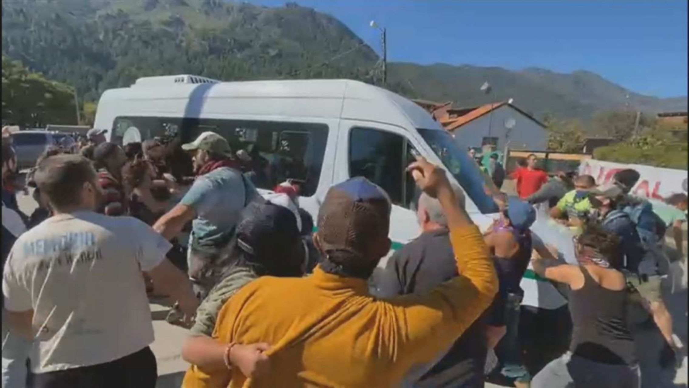 Procesaron a 9 personas que protestaron en la llegada de Alberto Fernández a Chubut hace unos meses