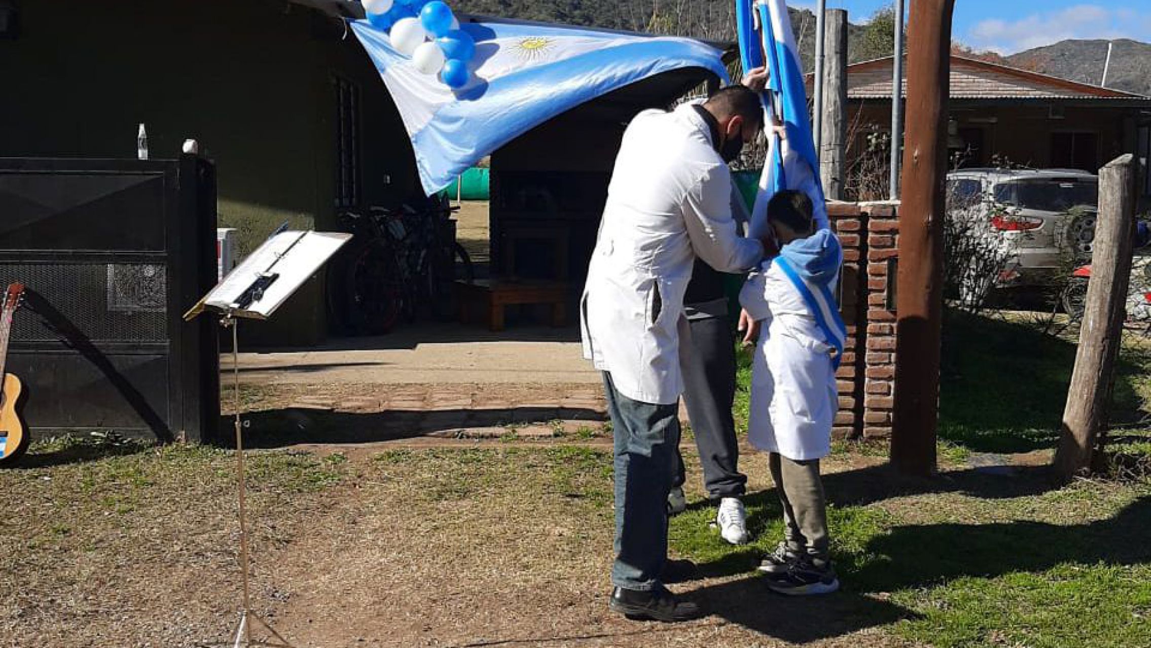 Por el día de la bandera un maestro pasó casa por casa e hizo jurar a sus alumnos