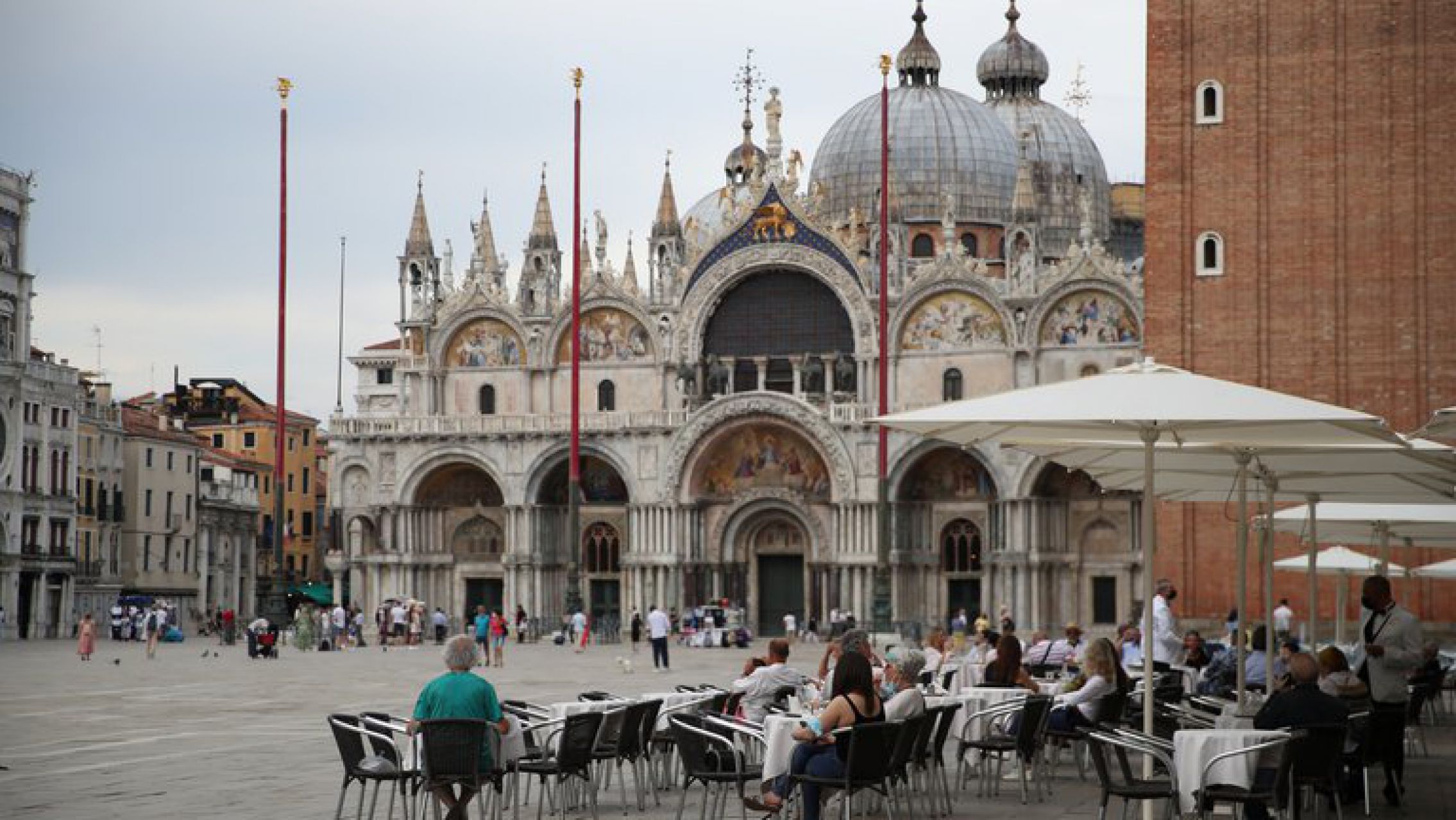 Italia anunció que desde la próxima semana dejará de ser obligatorio el uso del tapabocas al aire libre