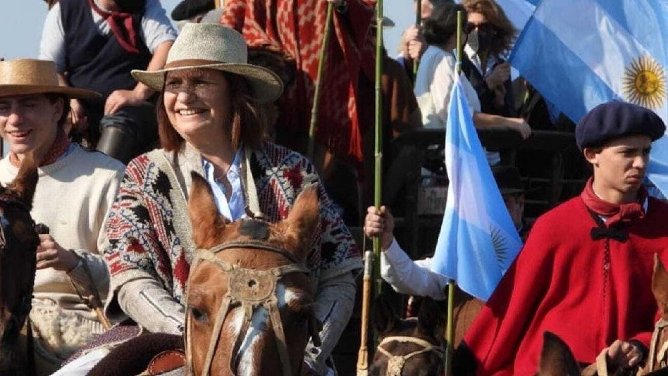 Patricia Bullrich participó en la marcha organizada por el campo en caballo y con poncho
