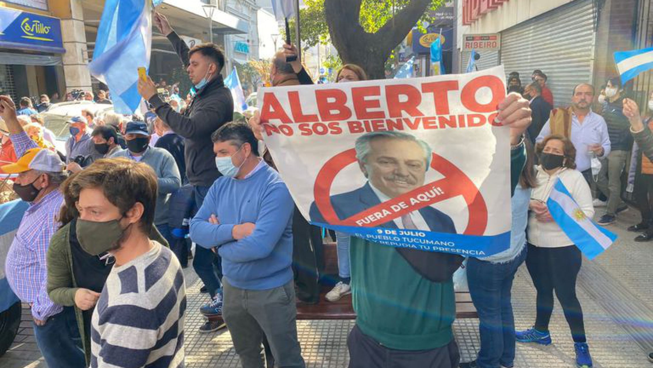 "El peor presidente de la historia": repudio masivo por la represión contra las personas que marcharon en Tucumán cuando llegaba Alberto Fernández