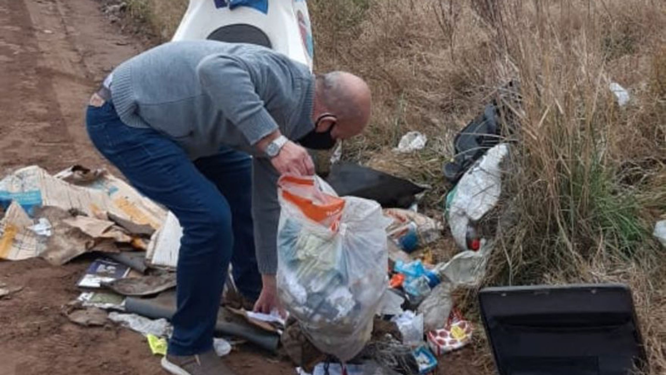 Pablo Zurro revolvió basura para identificar a su dueño y dijo que lo va a denunciar penalmente