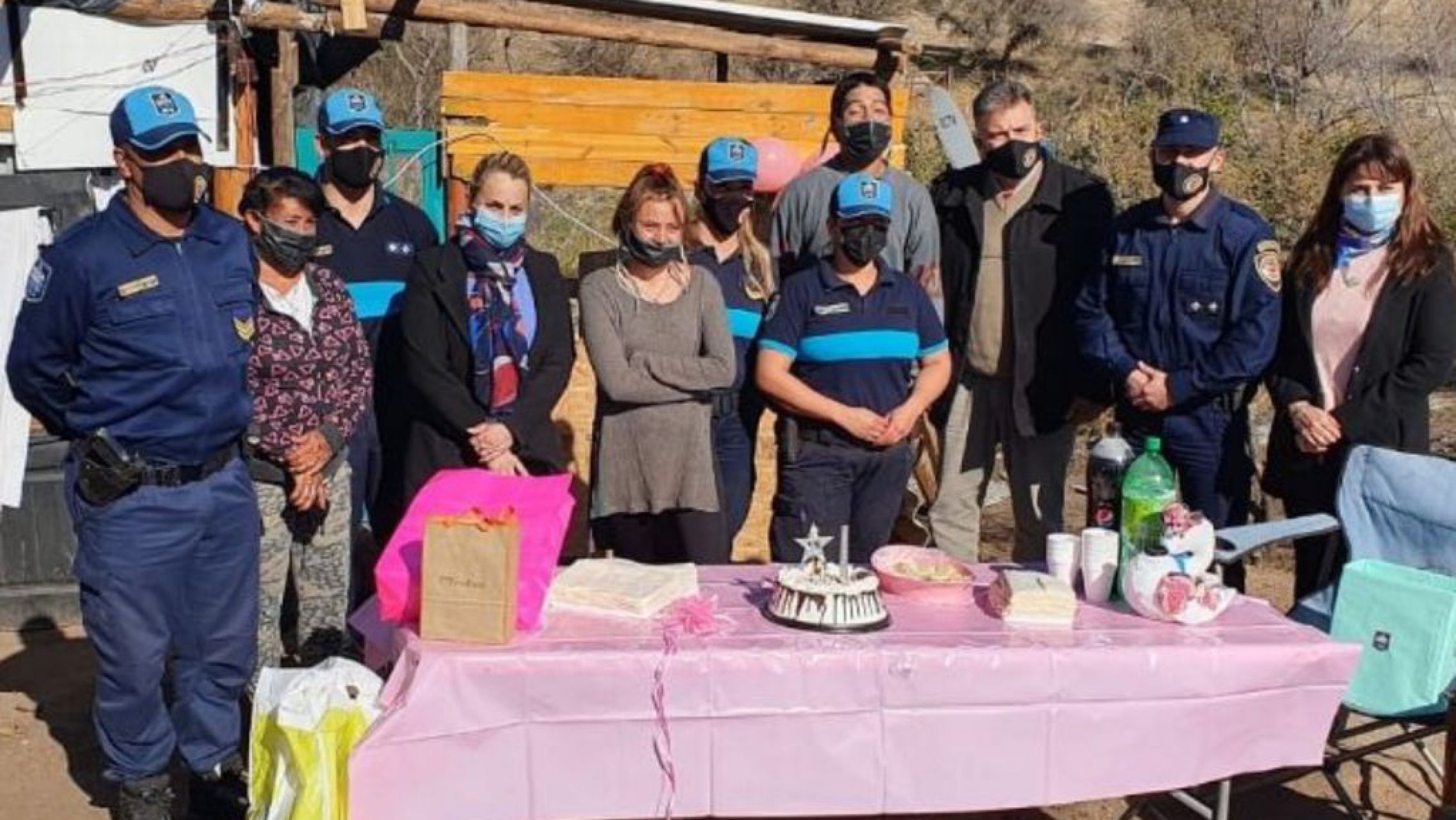 Policías cordobeses le organizaron una fiesta de 15 años a una adolescente que no contaba con los medios necesarios