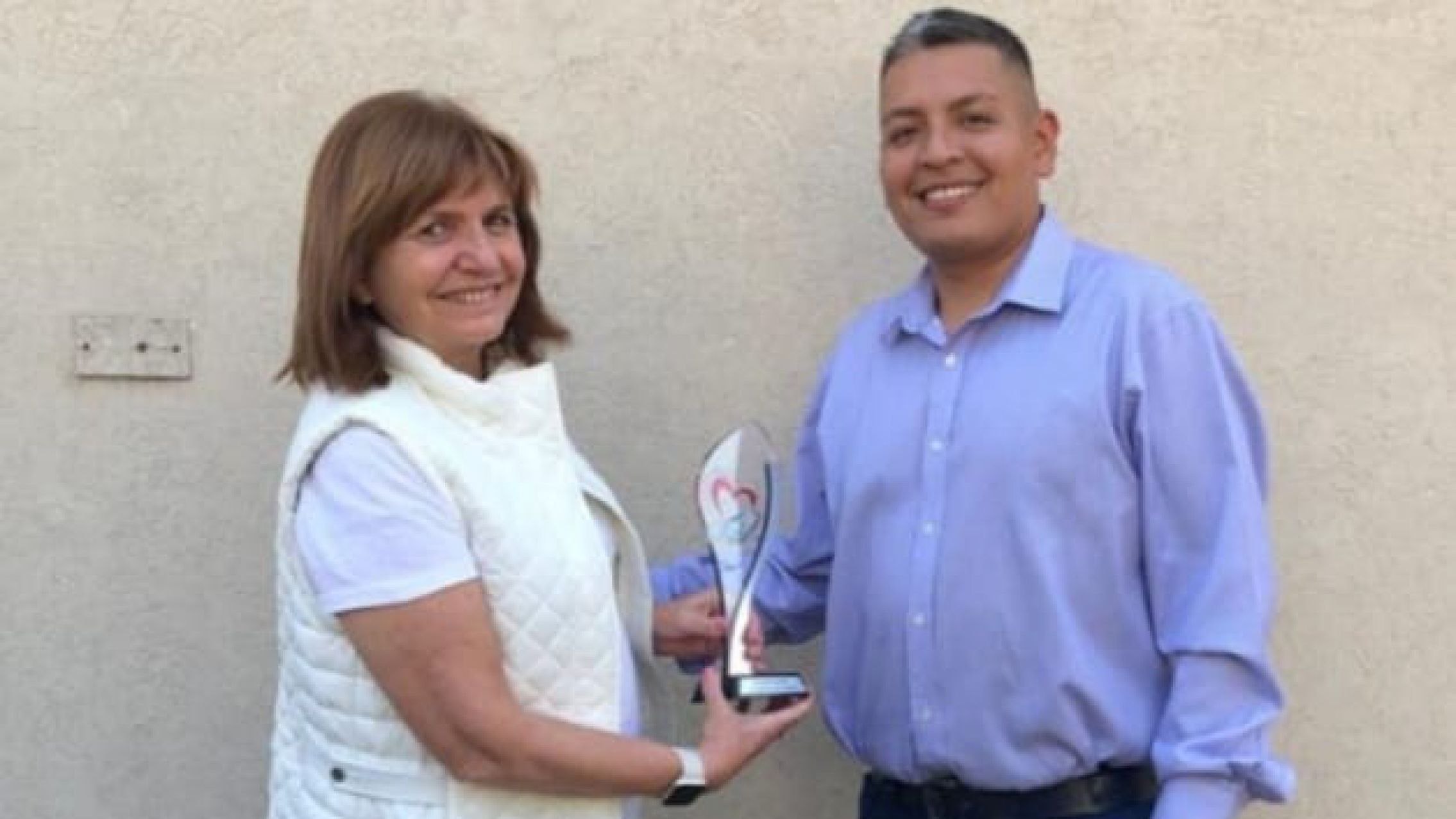 Patricia Bullrich recibió un reconocimiento de parte de Luis Chocobar