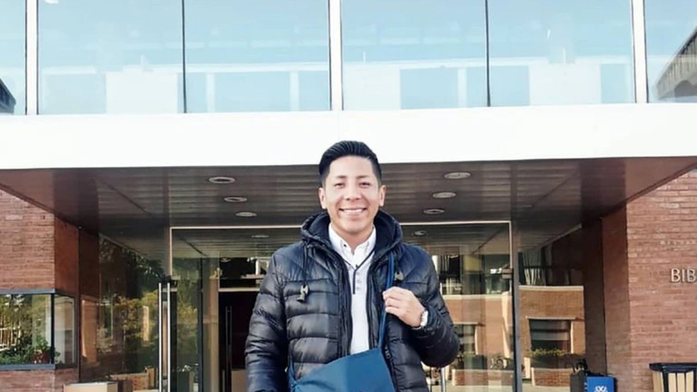 Vive en el Barrio 31, ganó una beca para estudiar Ciencias Políticas y está a punto de graduarse