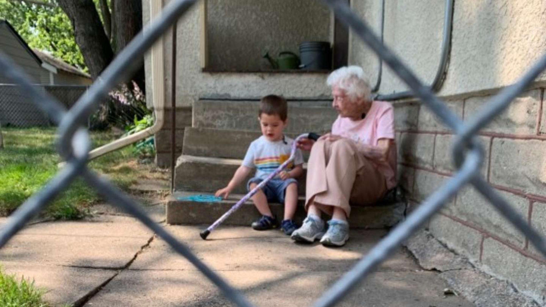 Un niño de 2 años se convirtió en el mejor amigo de su vecina de 99 durante la pandemia
