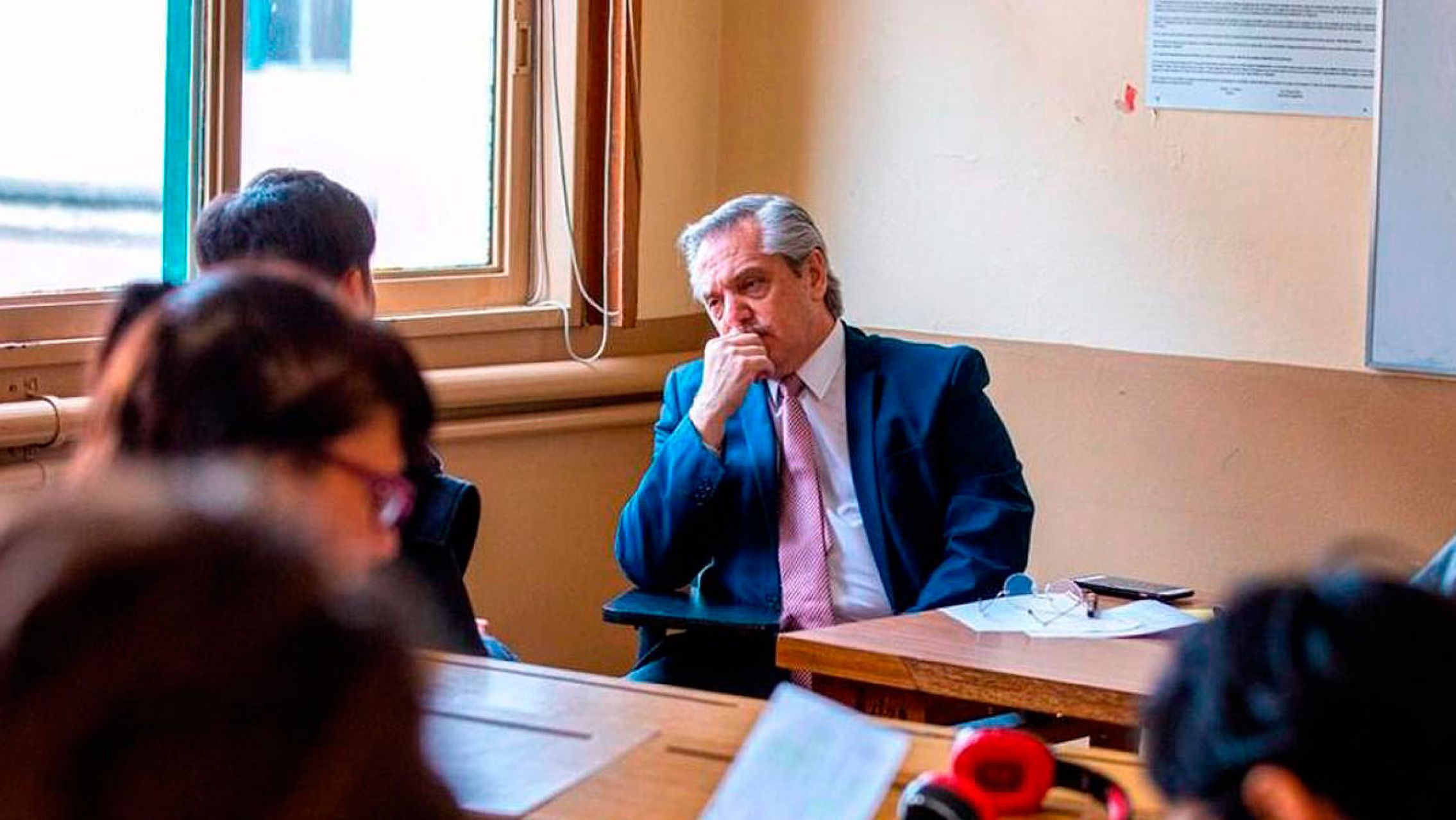 En un encuentro con estudiantes de derecho, el Presidente propuso debatir la duración de los jueces en sus cargos