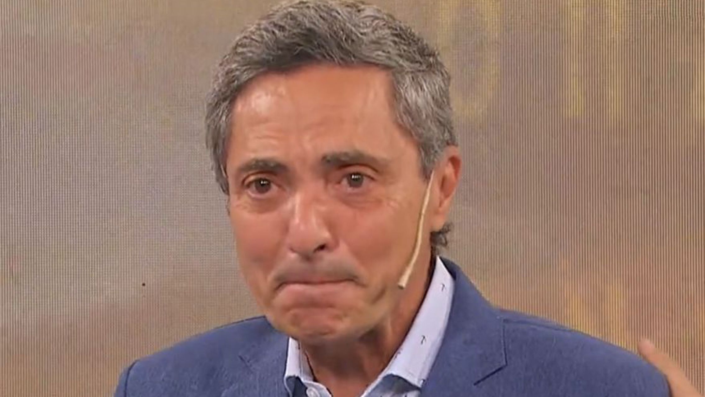 Un periodista quebró en llanto al contar que su hijo se tuvo que ir del país