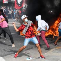 Incidentes frente al Congreso: prendieron fuego a un policía