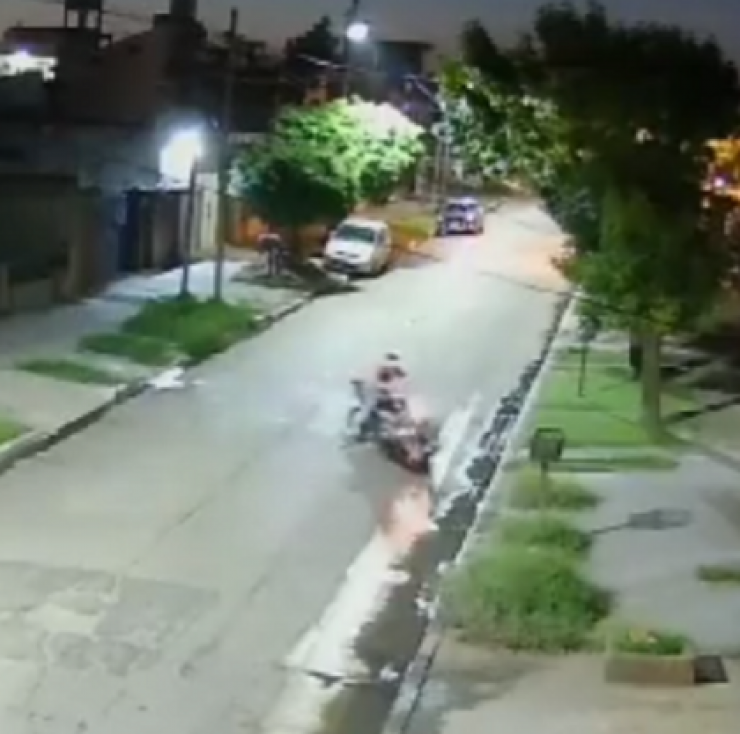 Un chorro atropelló a una mujer para robarle el celular