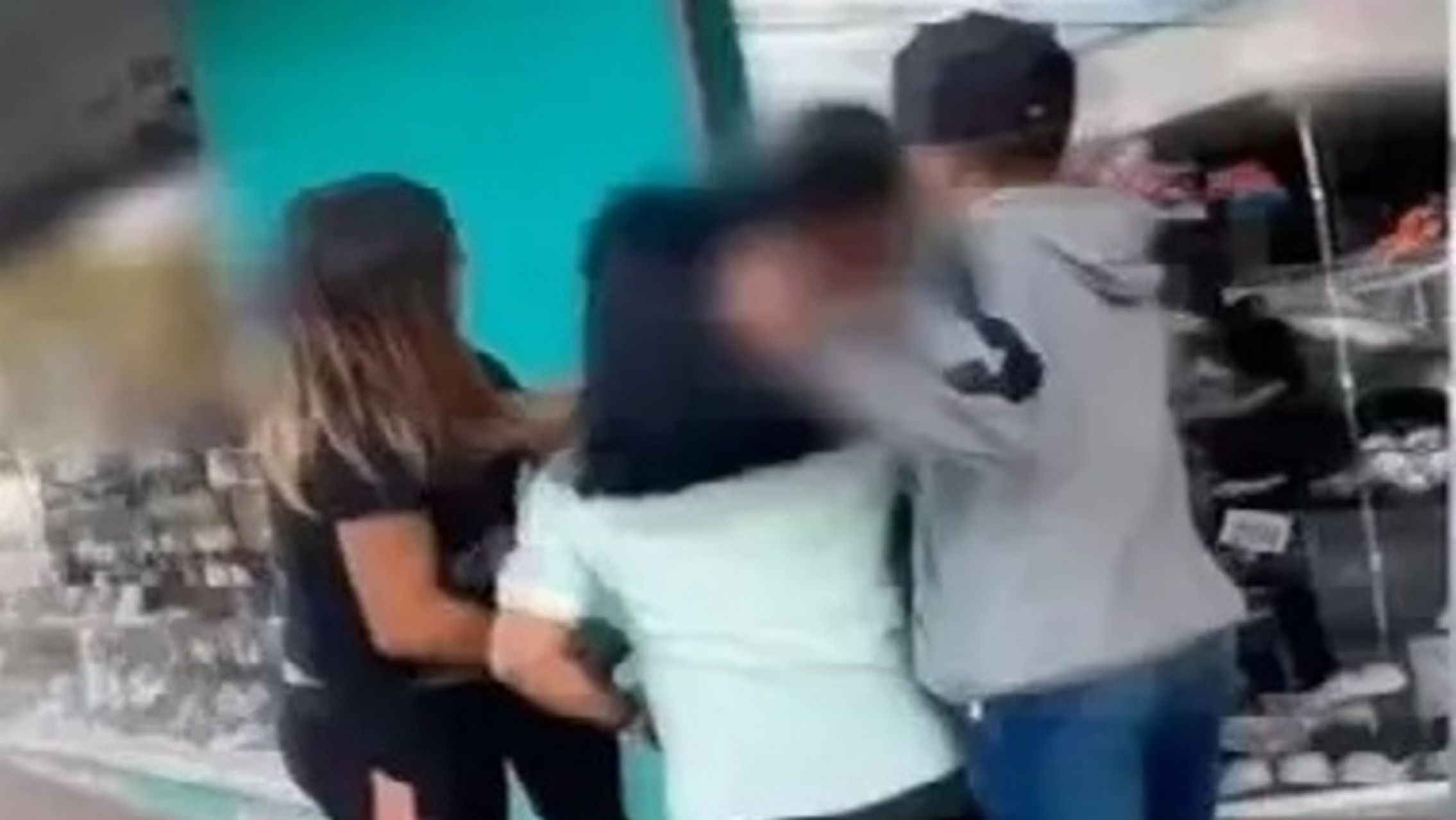 Se hizo pasar por su hija y le dio una paliza al hombre que la acosaba