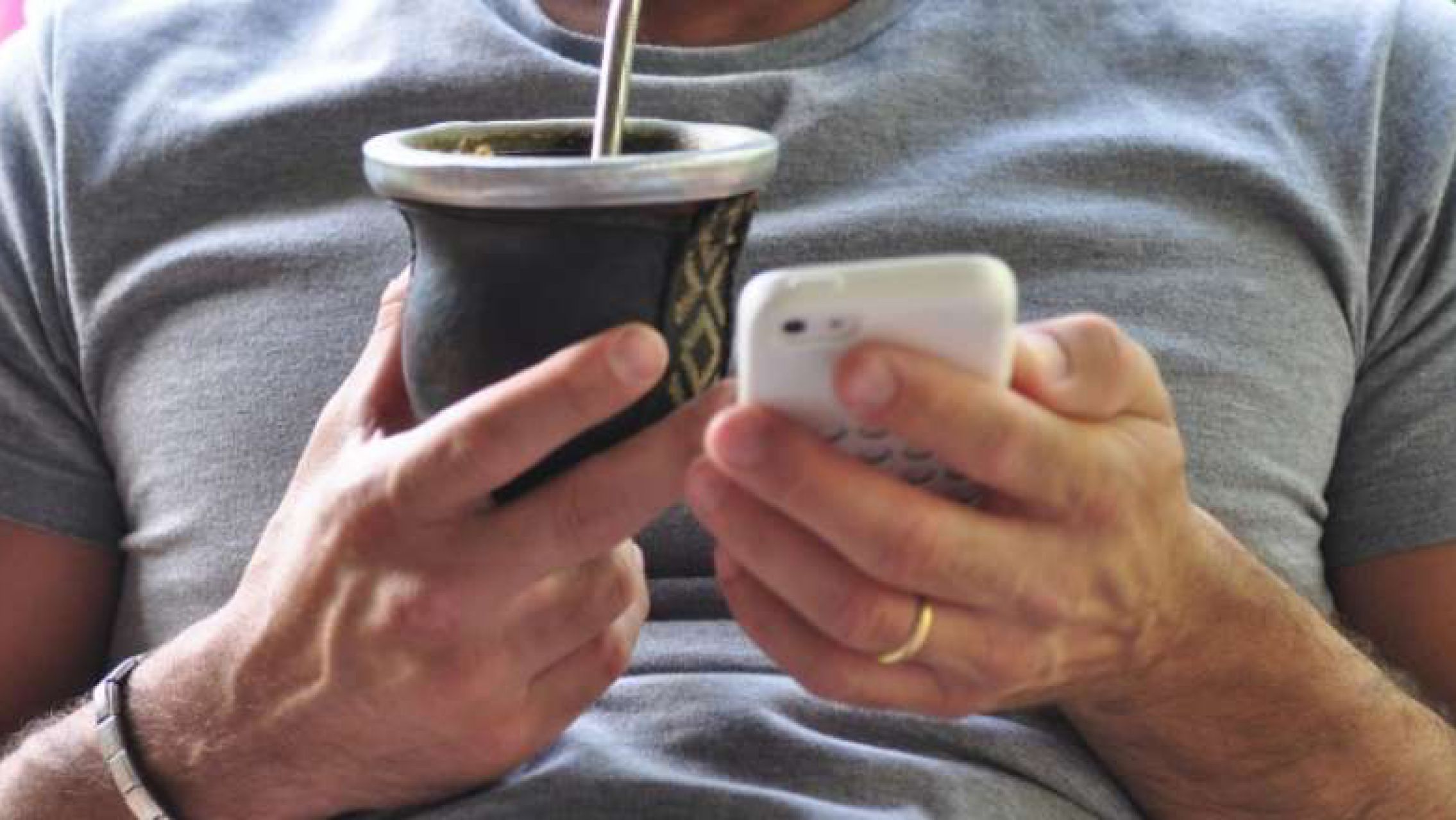 Vive en Inglaterra, sus vecinos lo vieron tomando mate y le pidieron que no se drogara