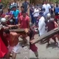 Interpretaba a Jesús en una procesión, pero no se aguantó los azotes y los devolvió a patadas