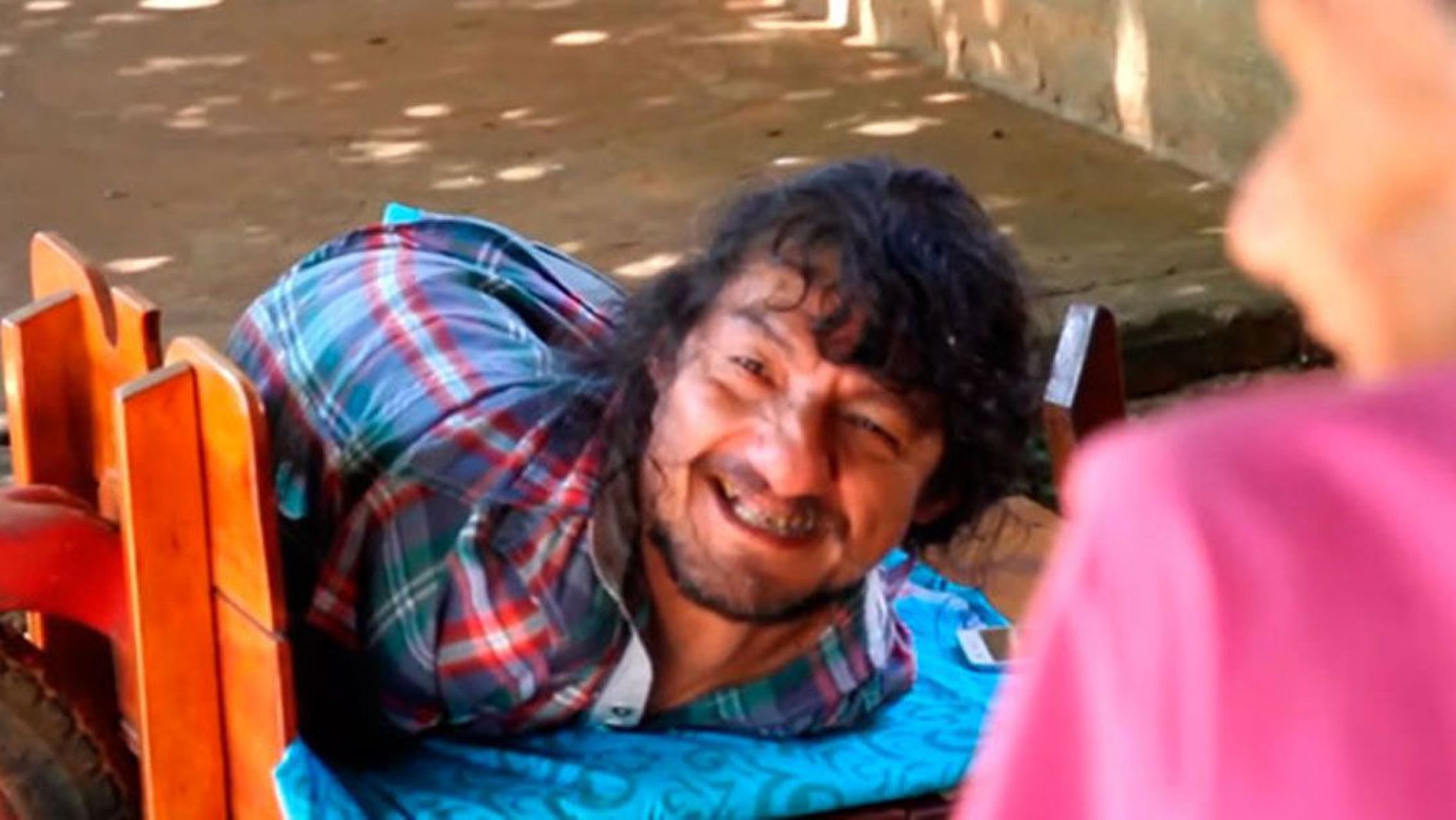 No tiene brazos ni piernas y crió solo a sus hijas