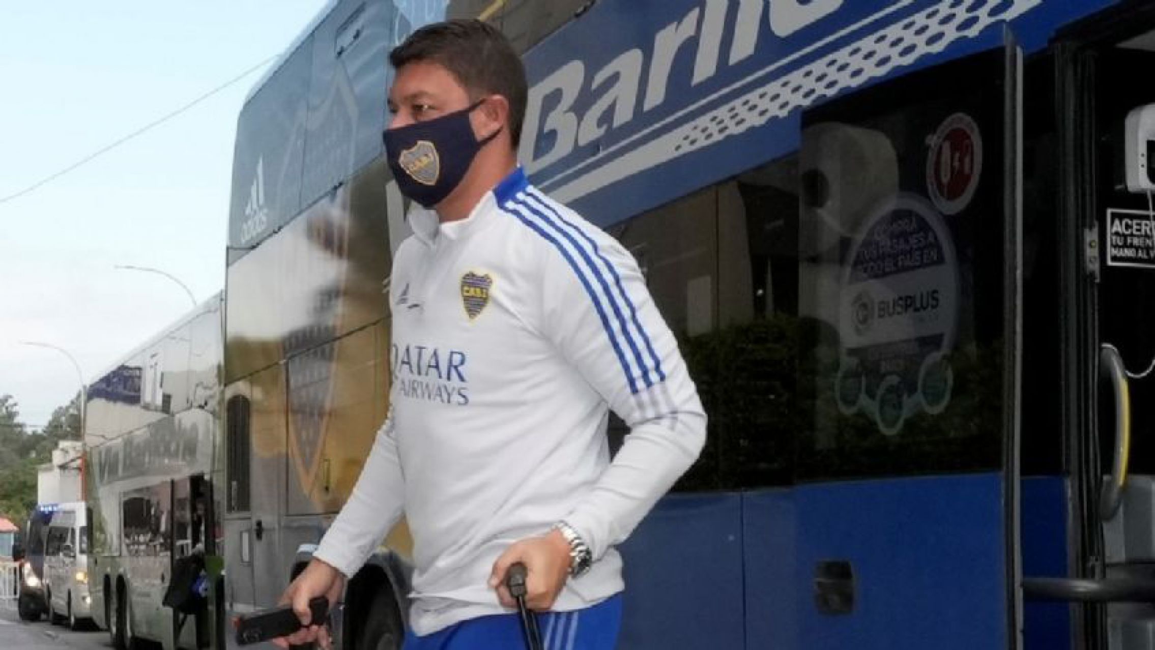 El cantito de los hinchas de Boca que sorprendió a Battaglia al llegar a Santiago del Estero