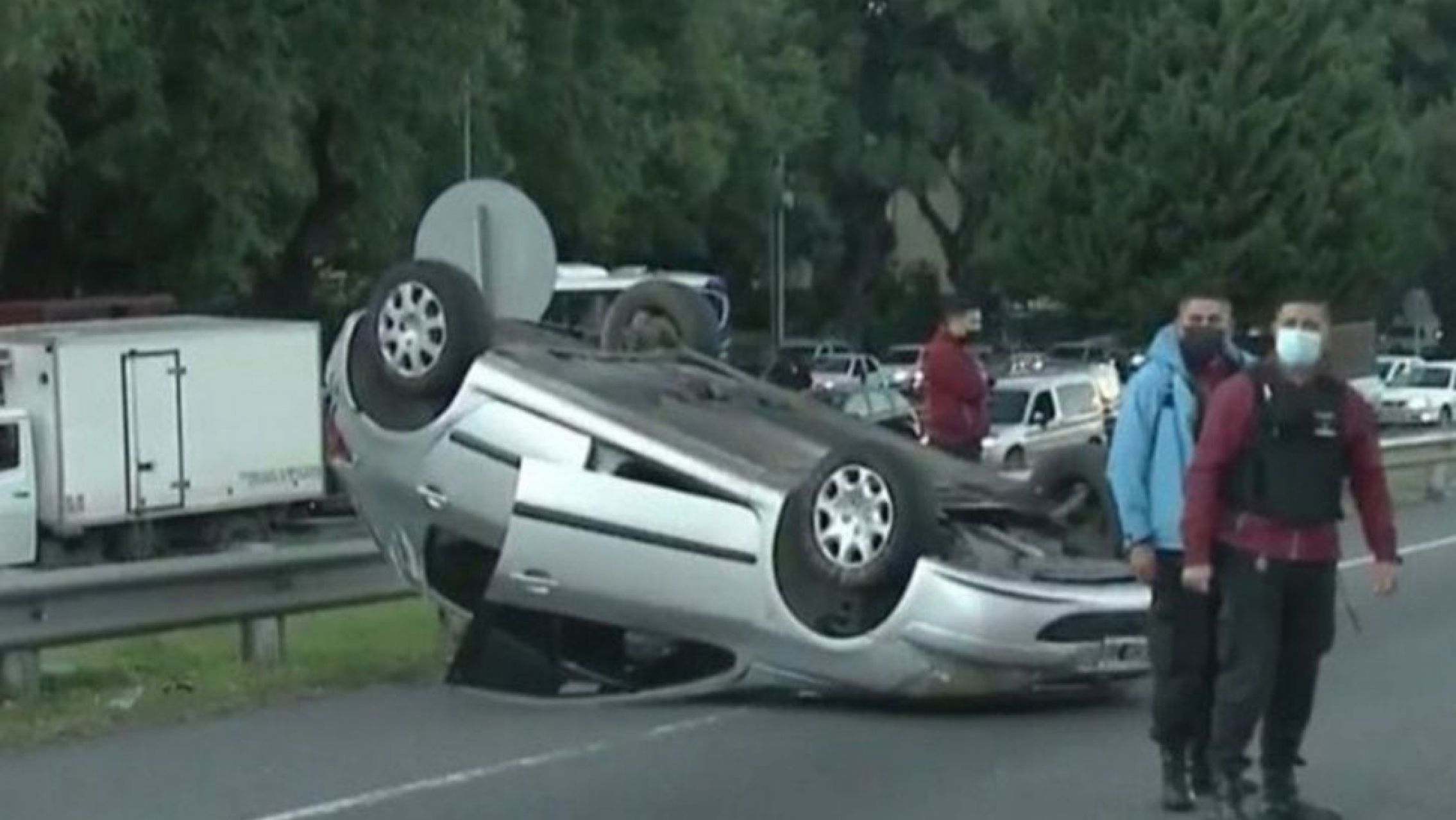Casi seis horas de congestión en la avenida General Paz por un choque múltiple y vuelco tras una pelea de tránsito