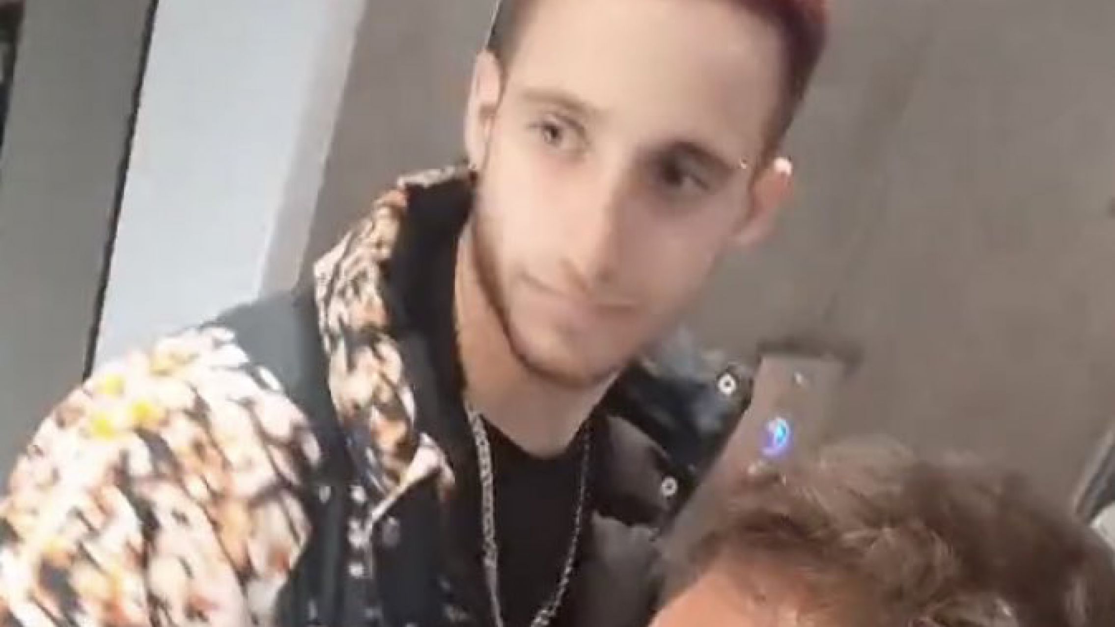 Incomodó a Wos y unos matones lo atacaron