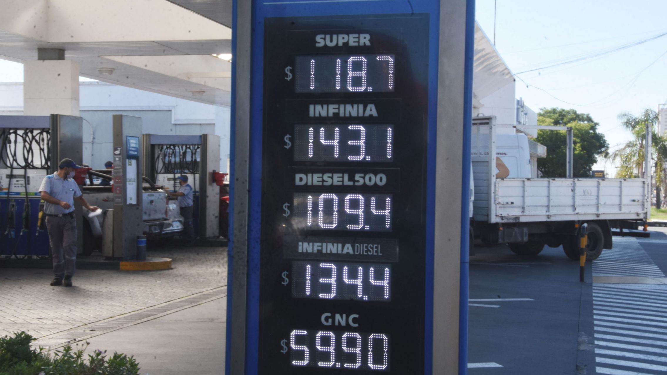 El aumento de YPF en las naftas y en el diésel se aplica de manera dispar en todo el país