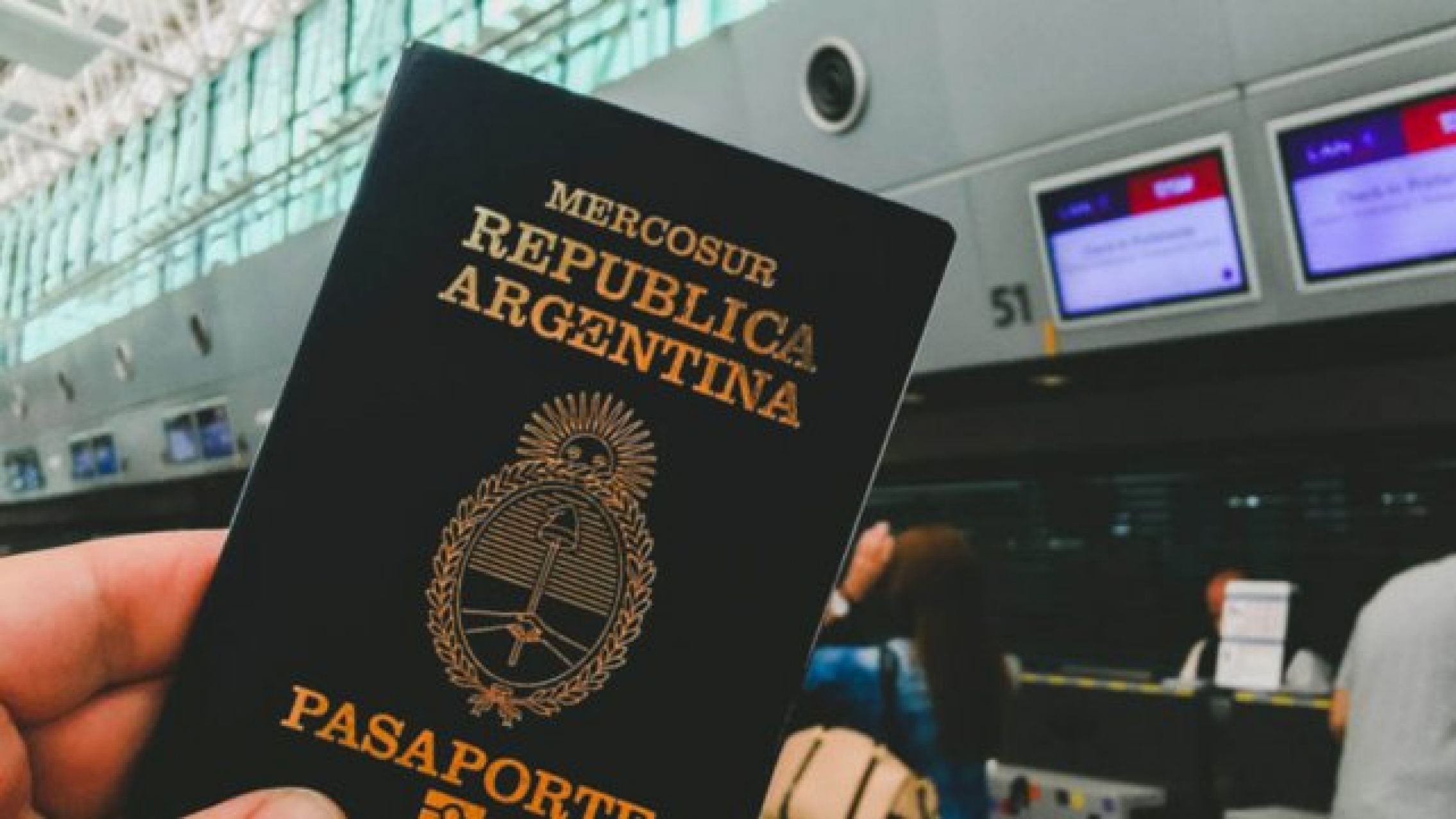 Hay una nueva lista de los pasaportes más fuertes del mundo: ¿en qué puesto quedó Argentina?