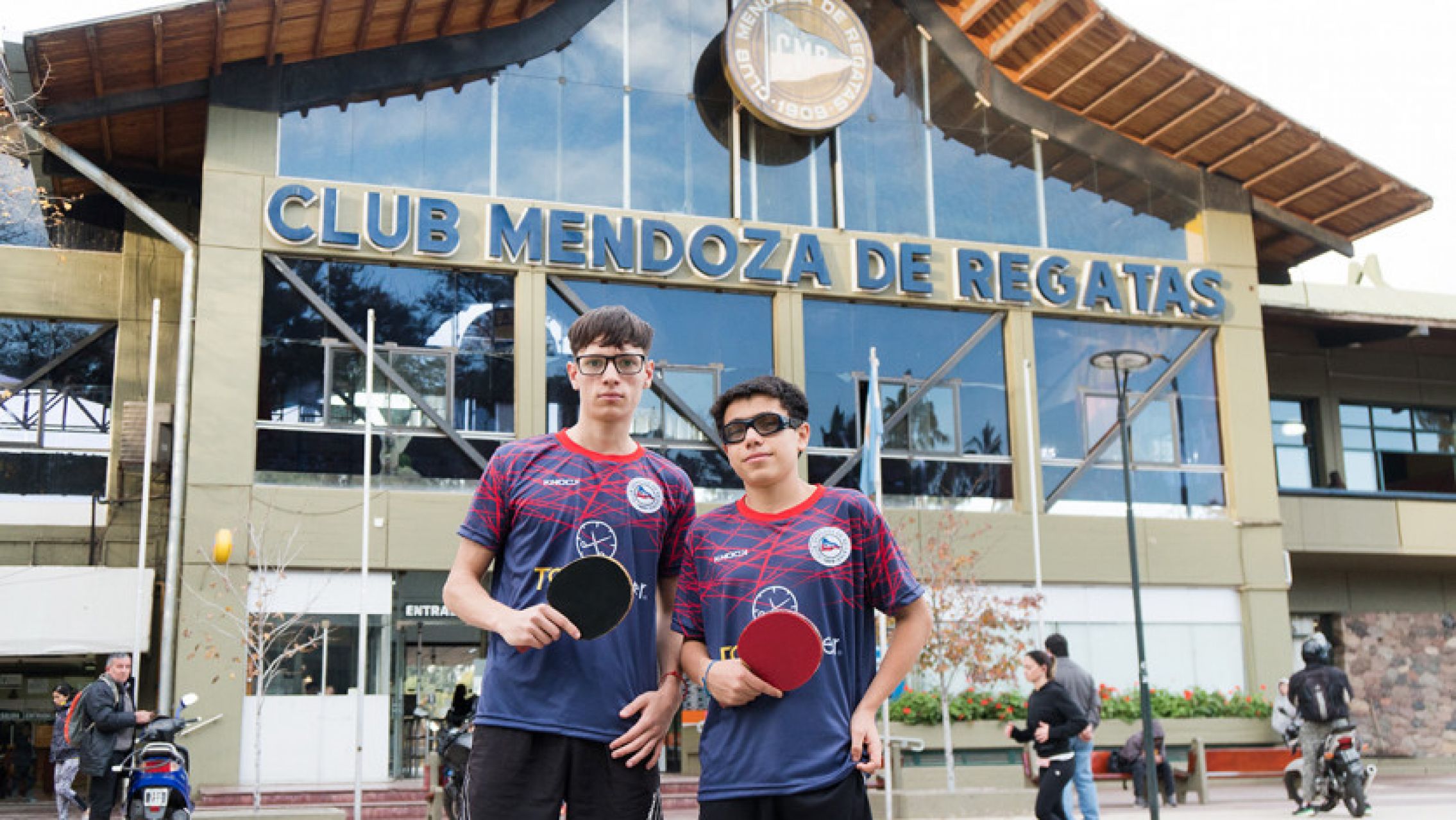 Son hermanos, poseen una grave enfermedad en la vista y han sido seleccionados para un sudamericano de tenis de mesa