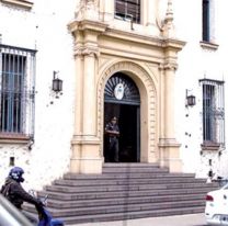 Un Fiscal Federal de Salta, golpeó a su esposa con bebé en brazo, ebrio amenazó y encerró a policías