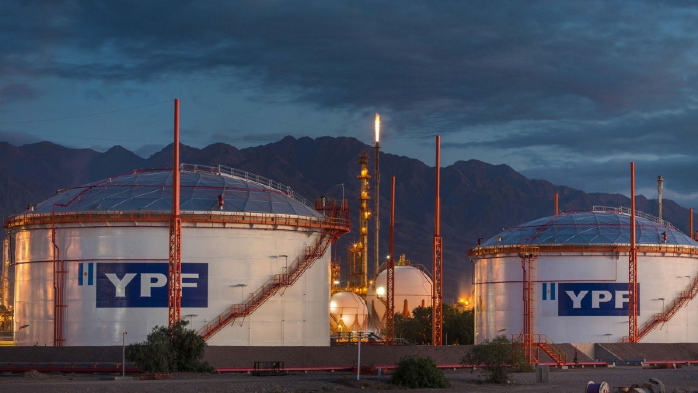 Estatización de YPF: jueza norteamericana falló a favor de fondos buitre contra Argentina