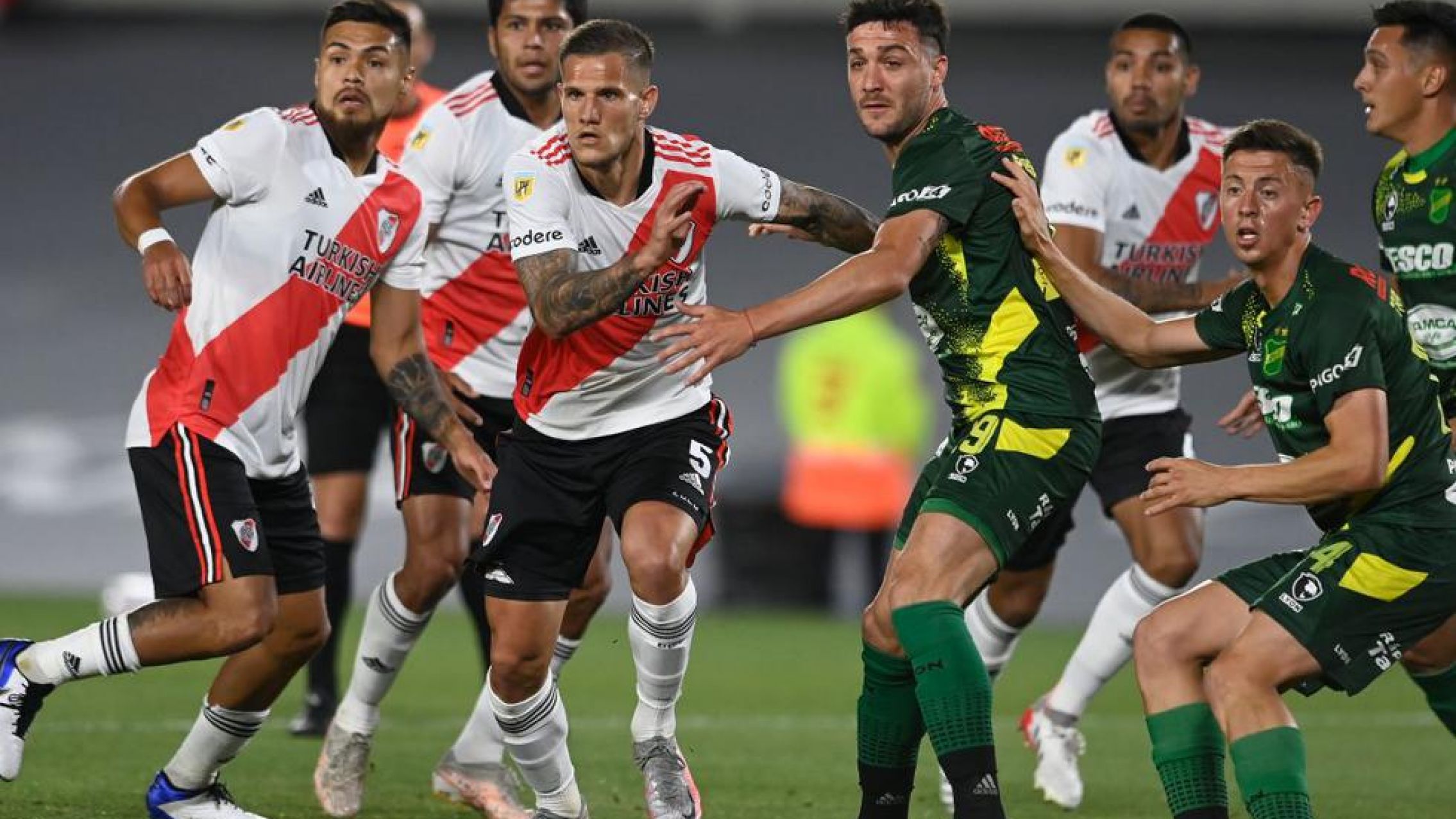River y Defensa empataron, Gallardo y Beccacece casi terminan a las piñas