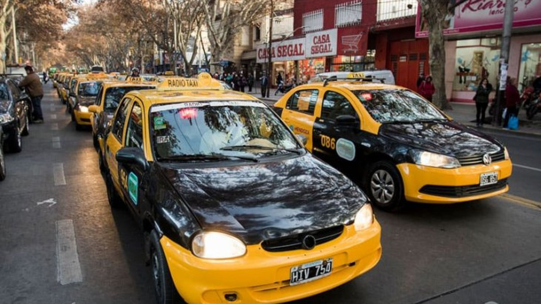 Un taxista denunció que fue secuestrado por un pasajero y encerrado en el baúl